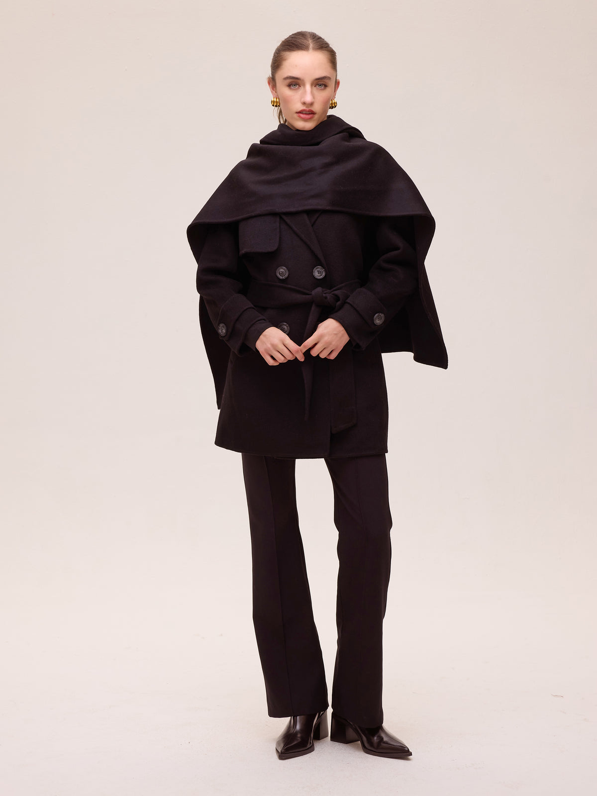 mioh | TICKET BLACK - Bufanda paño lana negra. Vestidos de fiesta para invitadas de boda perfectas. Marca española de moda