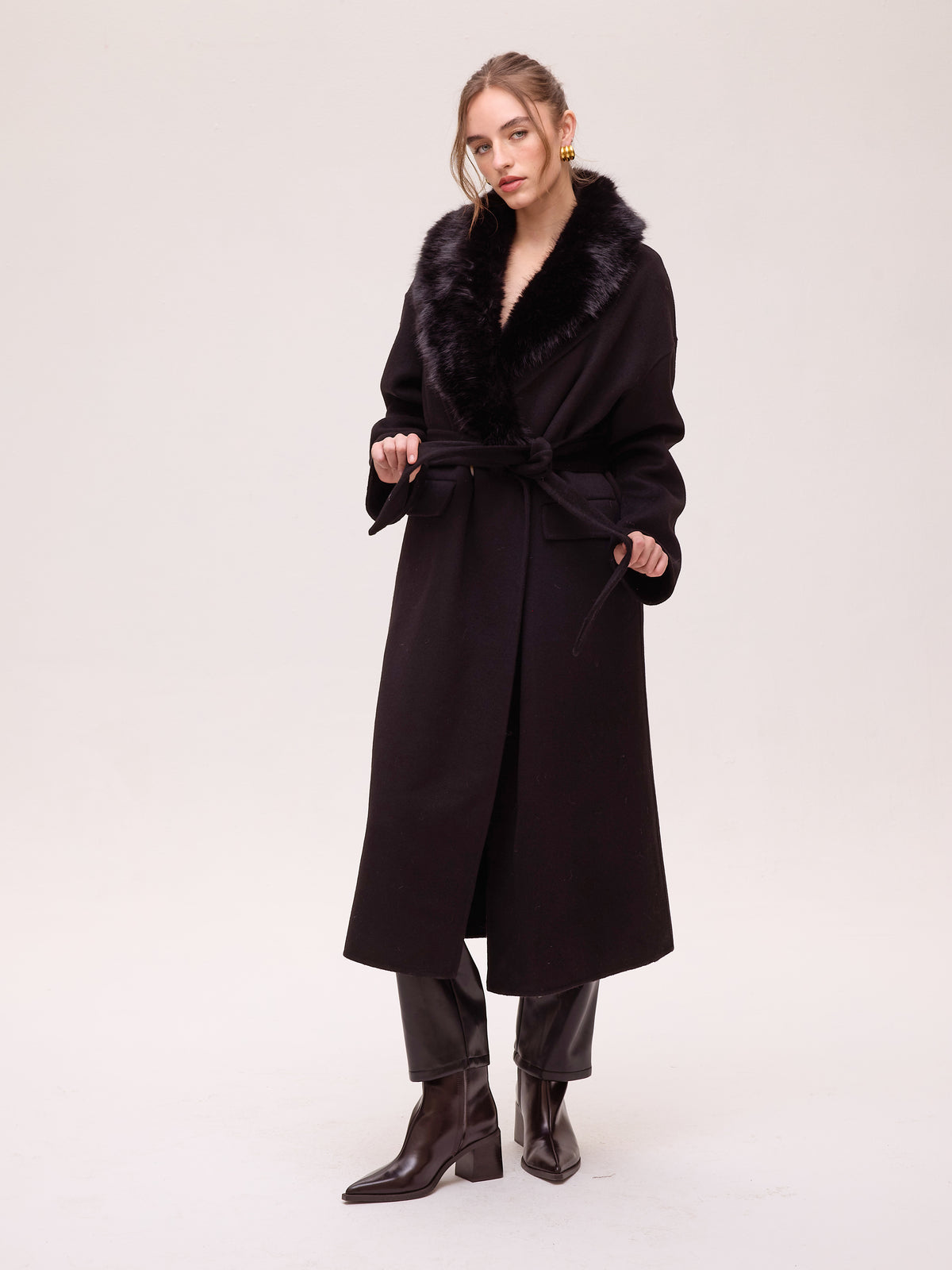 TUBE BLACK - Abrigo largo de lana negro con cuello faux fur, abrigo de la colección FW26 de MIOH, marca española de moda de invitada de boda y de fiesta