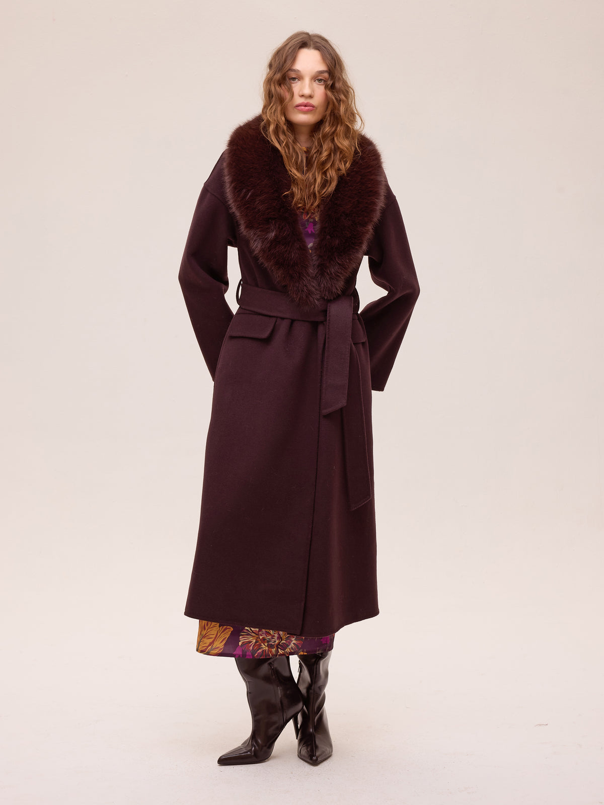 TUBE GRANA - Abrigo largo de lana granate con cuello faux fur, abrigo de la colección FW26 de MIOH, marca española de moda de invitada de boda y de fiesta