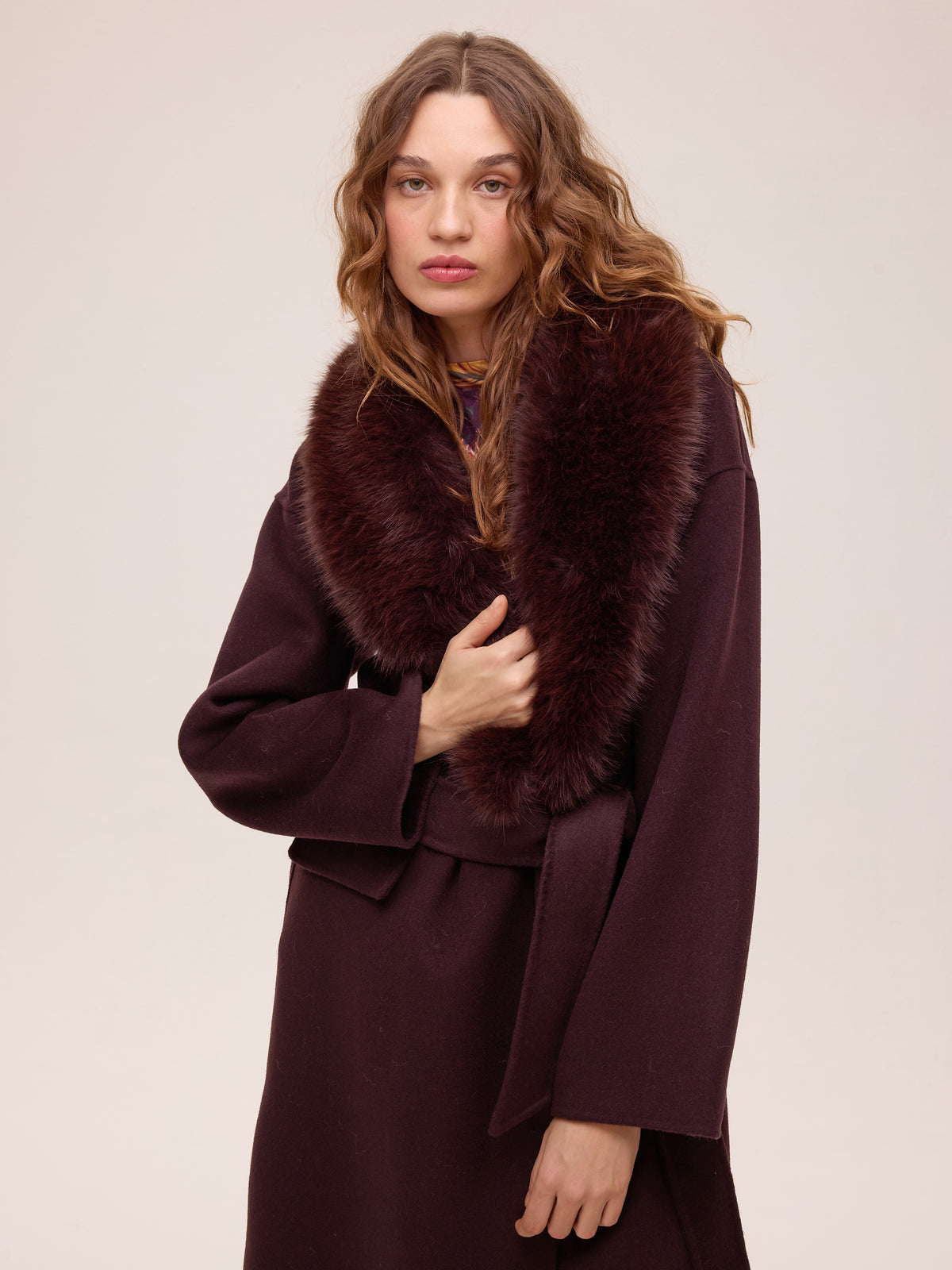 TUBE GRANA - Abrigo largo de lana granate con cuello faux fur, combínalo con los vestidos de invitada de MIOH y crea un look de diez