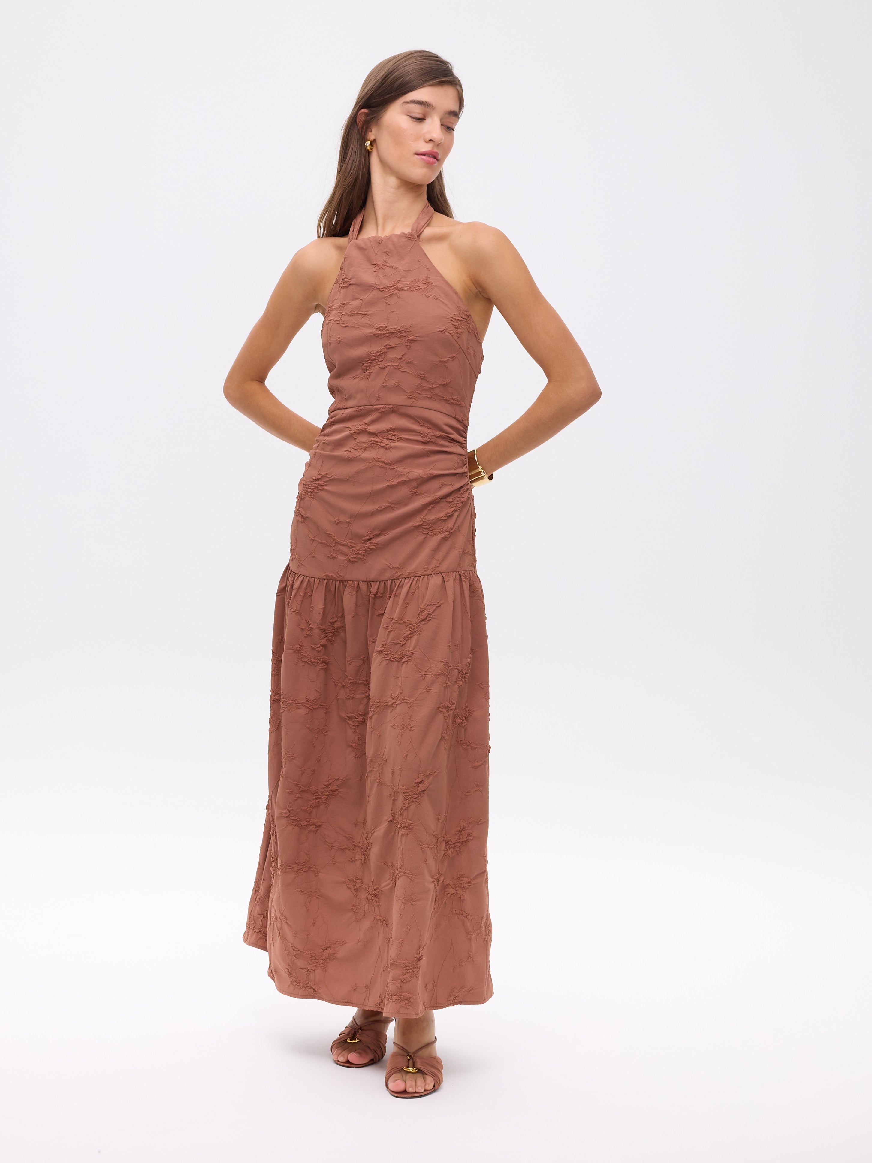 VERONA MOCA - Vestido cuello halter con volante damasco moca, perfecto para invitadas de boda y fiesta spring summer. MIOH es la marca española de vestidos de fiesta mas de moda, preferida por influencers y famosas de España