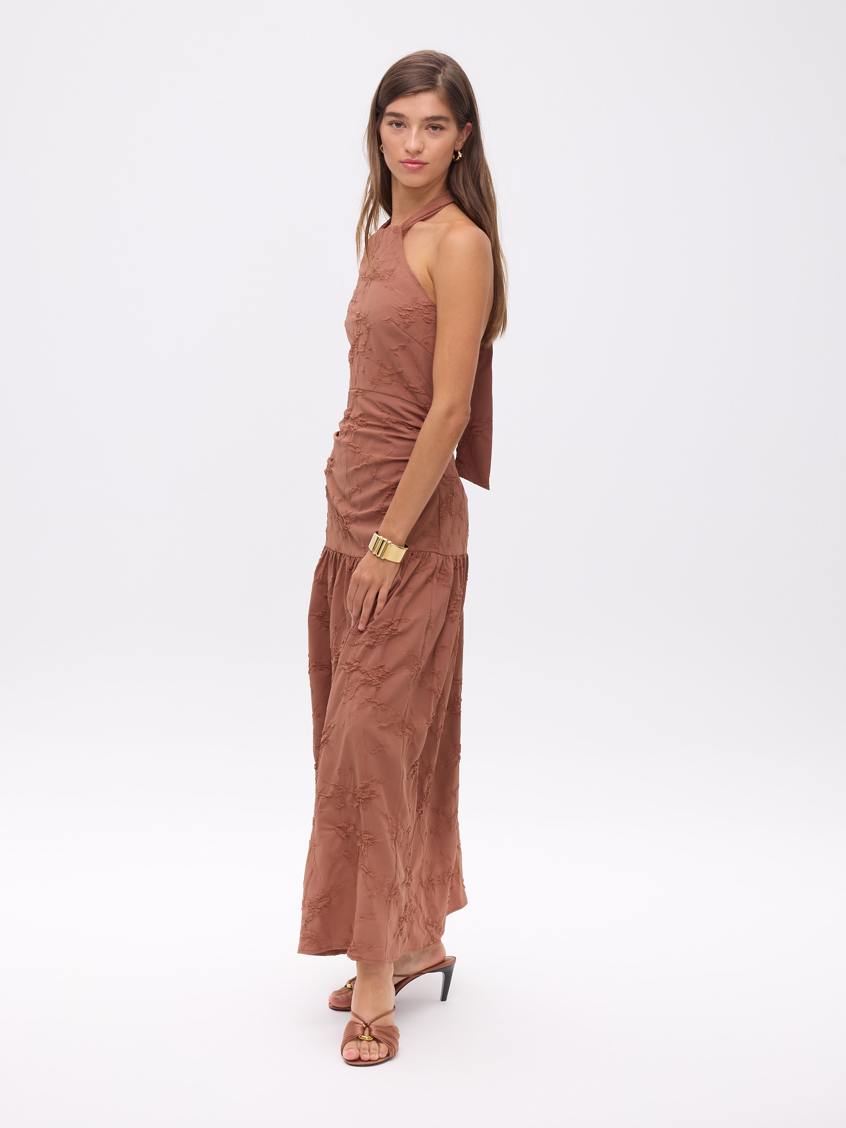 VERONA MOCA - Vestido cuello halter con volante damasco moca, perfecto para invitadas de boda y fiesta spring summer. MIOH es la marca española de vestidos de fiesta mas de moda, preferida por influencers y famosas de España