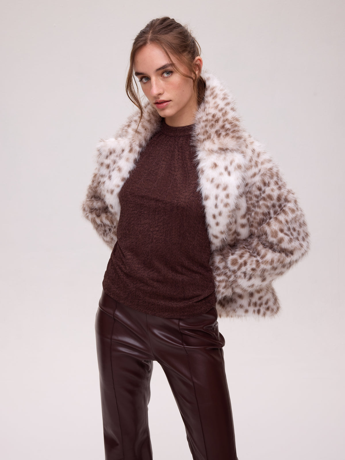 VIENTO GRANA PANT - Pantalón flare polipiel grana, del total look de invitada al día a día más arreglado. MIOH, marca española de moda