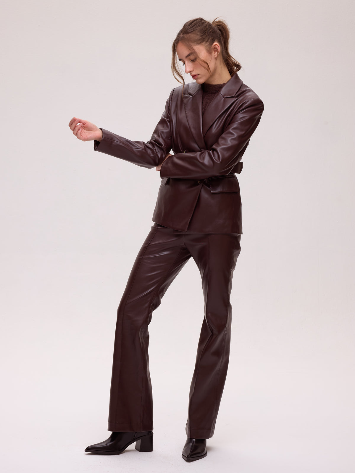 VIENTO GRANA PANT - Pantalón flare polipiel grana, colección otoño invierno 2026 de MIOH, especialistas en moda de invitada y de fiesta