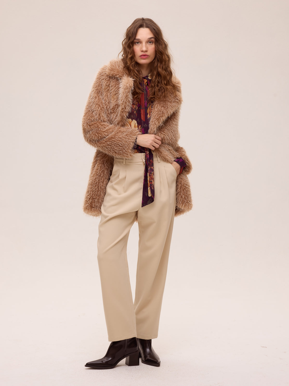 WORLD FEATHER - Abrigo faux fur - Feather, perfecto para bodas y eventos de invierno sin renunciar al estilo. MIOH, moda española de invitada