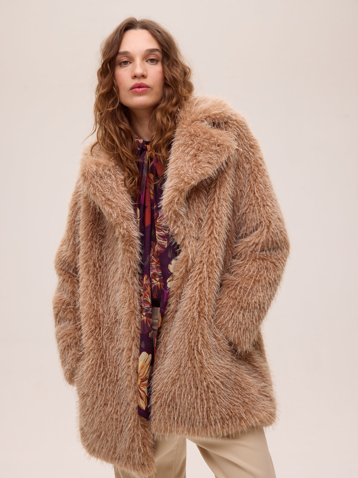 WORLD FEATHER - Abrigo faux fur - Feather, combínalo con los vestidos de invitada de MIOH y crea un look de diez