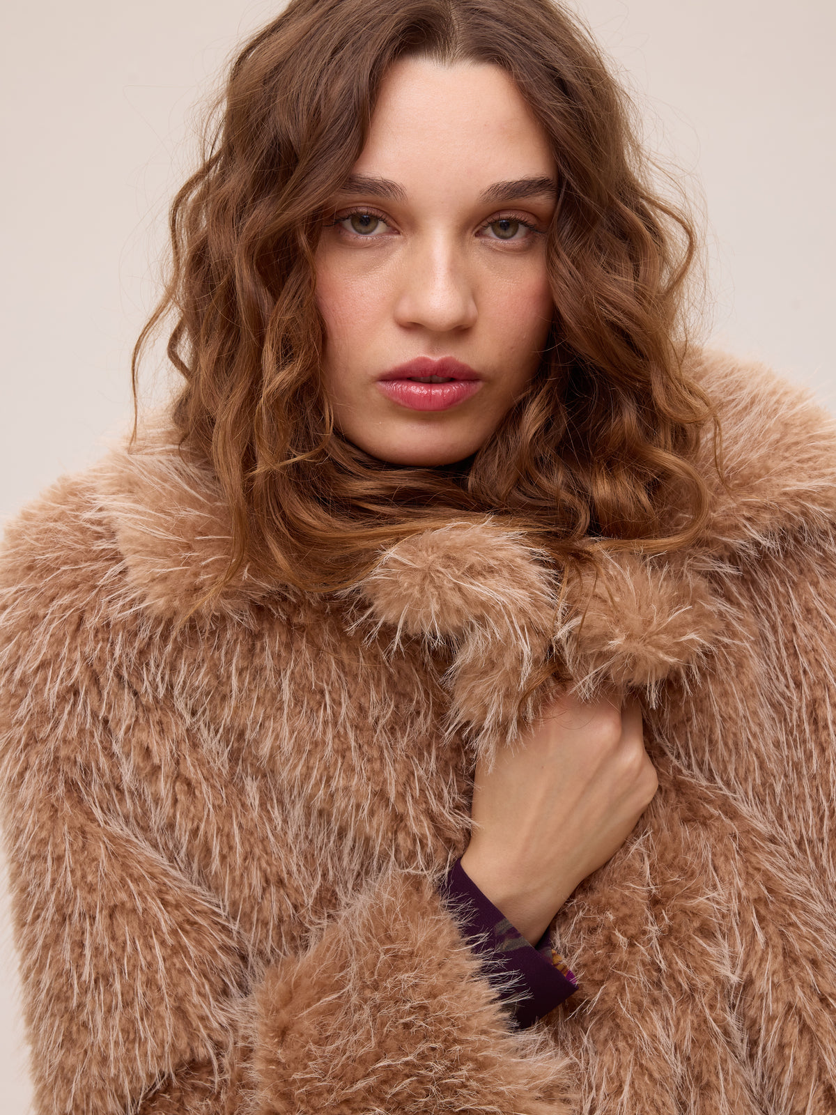 WORLD FEATHER - Abrigo faux fur - Feather, abrigos y chaquetones diseñados en España por MIOH para la invitada perfecta