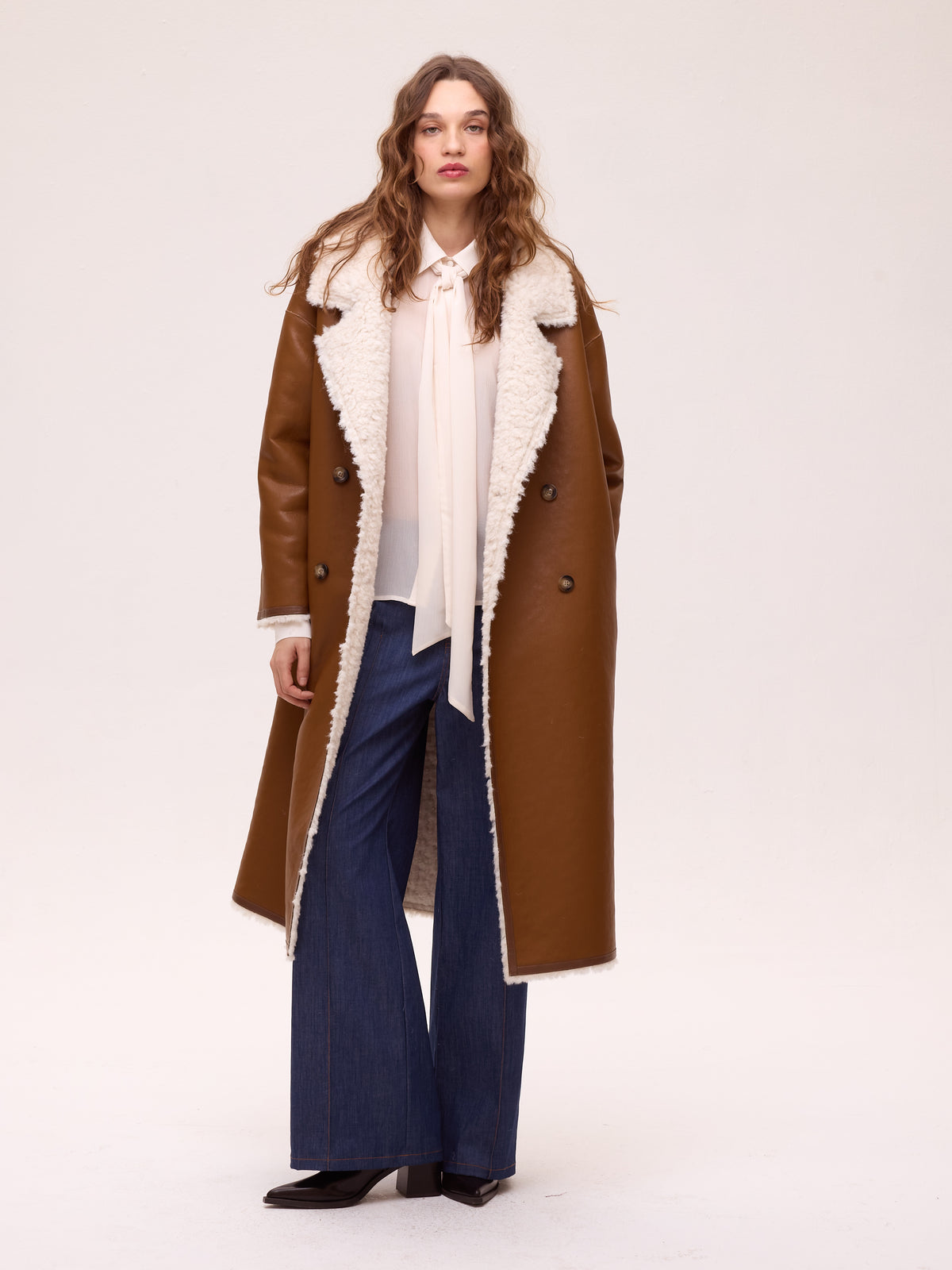 ZHIVAGO BROWN - Abrigo largo reversible - Ecopiel Marrón/ Pelo Blanco, el abrigo que completa tu look de invitada de boda en otoño invierno. MIOH, marca española de moda