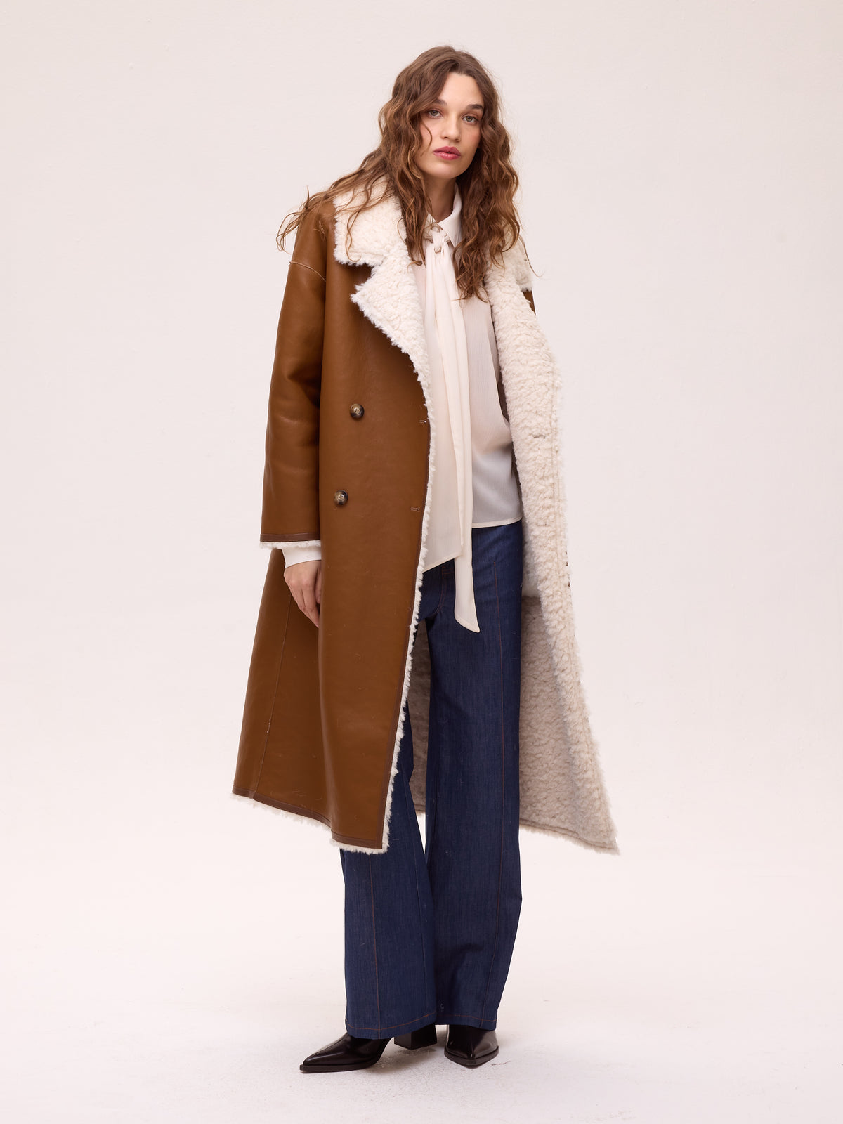 ZHIVAGO BROWN - Abrigo largo reversible - Ecopiel Marrón/ Pelo Blanco, perfecto para bodas y eventos de invierno sin renunciar al estilo. MIOH, moda española de invitada