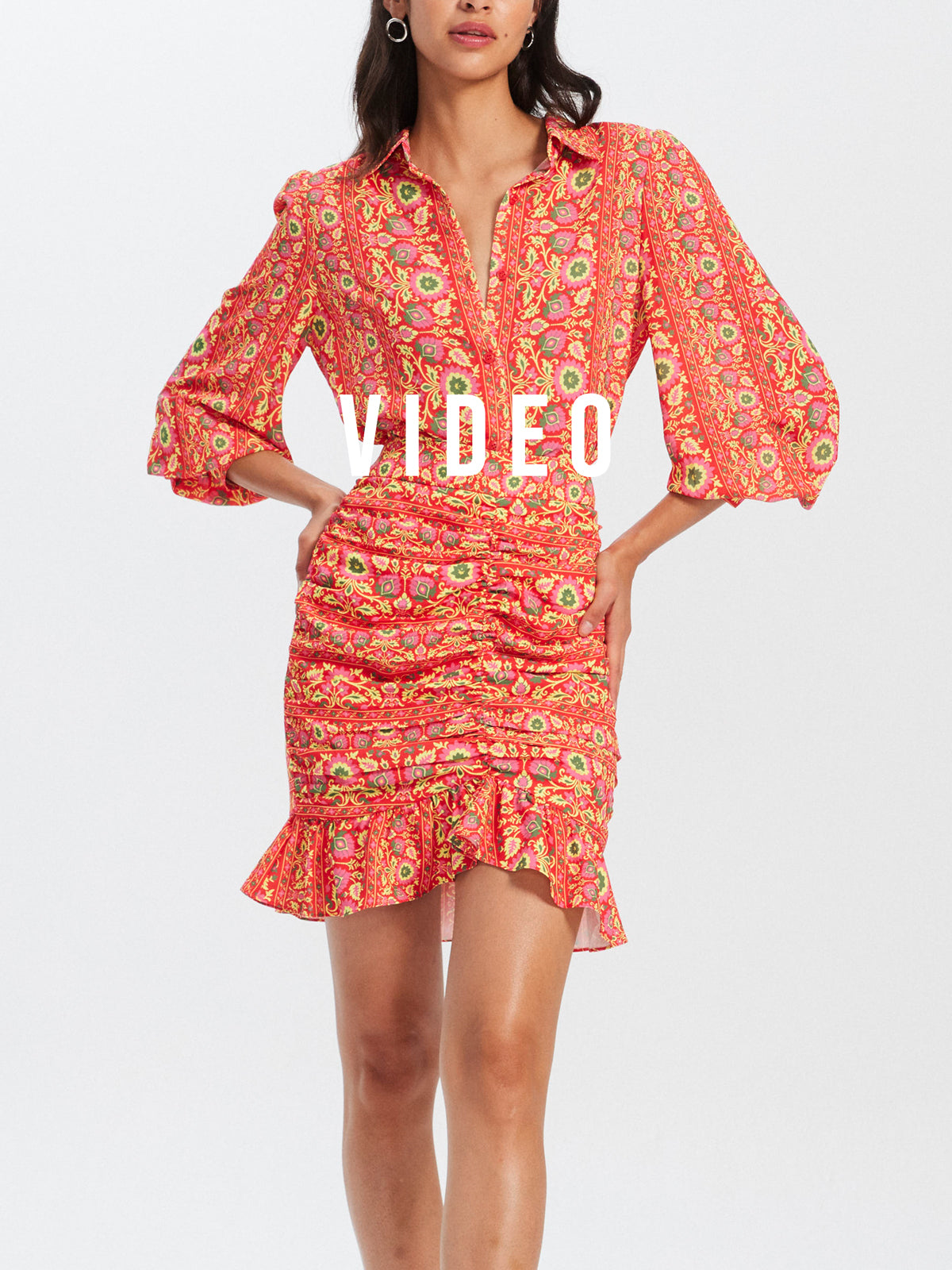 mioh | VICO SKIRT SPRING - Camisa y falda corta drapeada con volante y estampado multicolor para esta temporada Primavera Verano 2023. Si buscas un look fresco, para ponerte una y otra vez esta colección SS23, no dejes de probarte el conjunto VICO. MIOH marca española de vestidos estampados para fiesta y para el día a día.