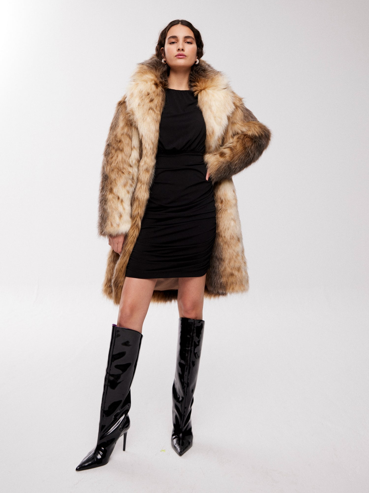 mioh | ARTIST LONG - Abrigo efecto zorro faux fur tendencia street style. Pura tendencia vogue FW23. MIOH marca española moda famosas instagramers