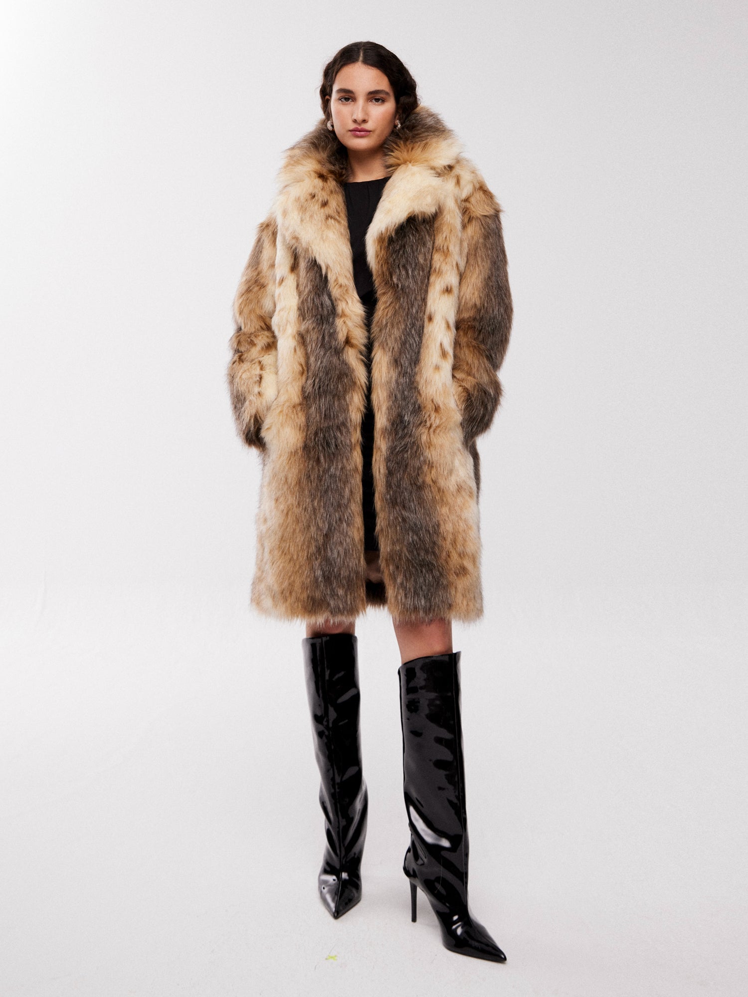 mioh | ARTIST LONG - Abrigo efecto zorro faux fur tendencia street style. Pura tendencia vogue FW23. MIOH marca española moda famosas instagramers