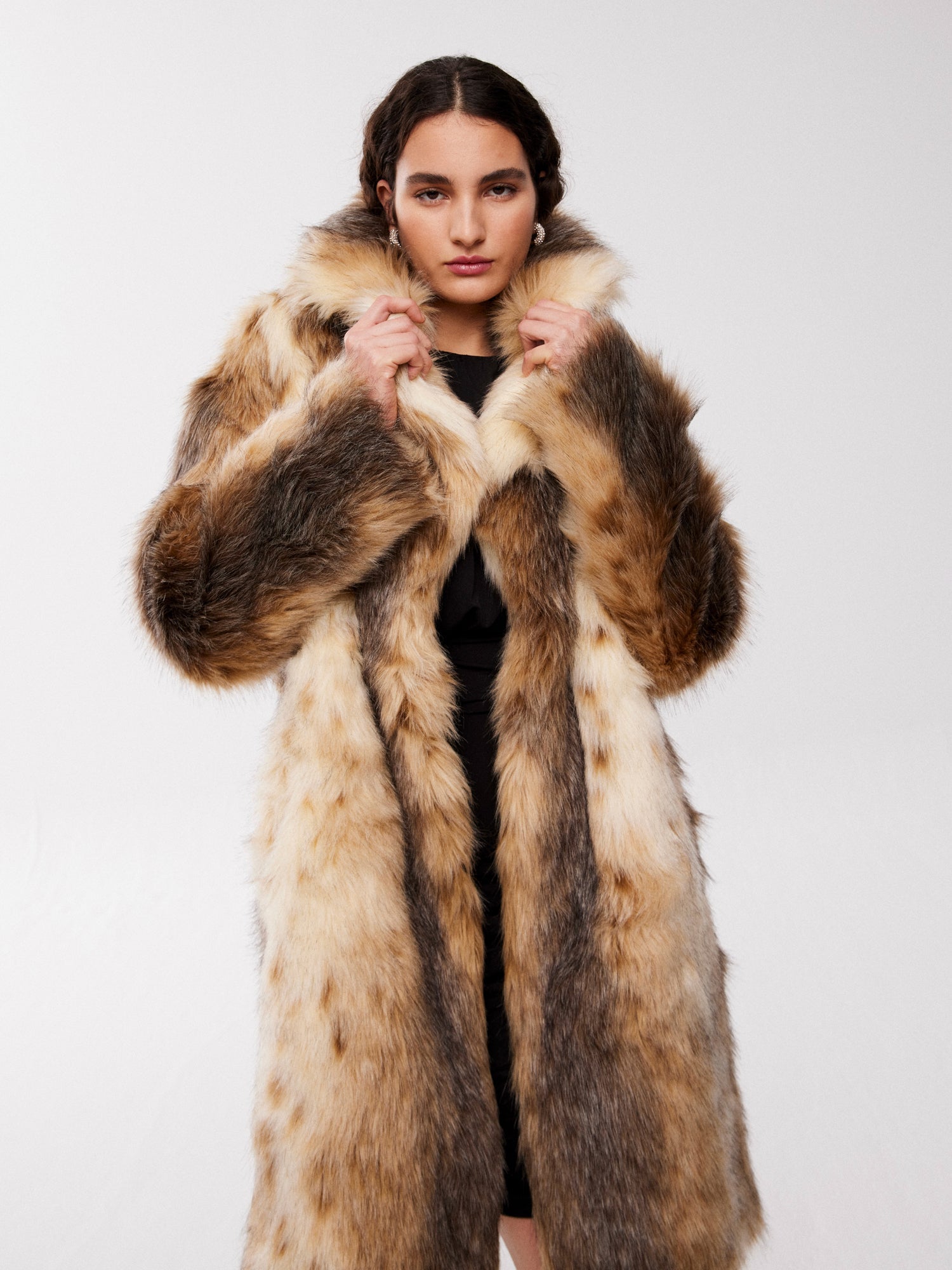 mioh | ARTIST LONG - Abrigo efecto zorro faux fur tendencia street style. Pura tendencia vogue FW23. MIOH marca española moda famosas instagramers