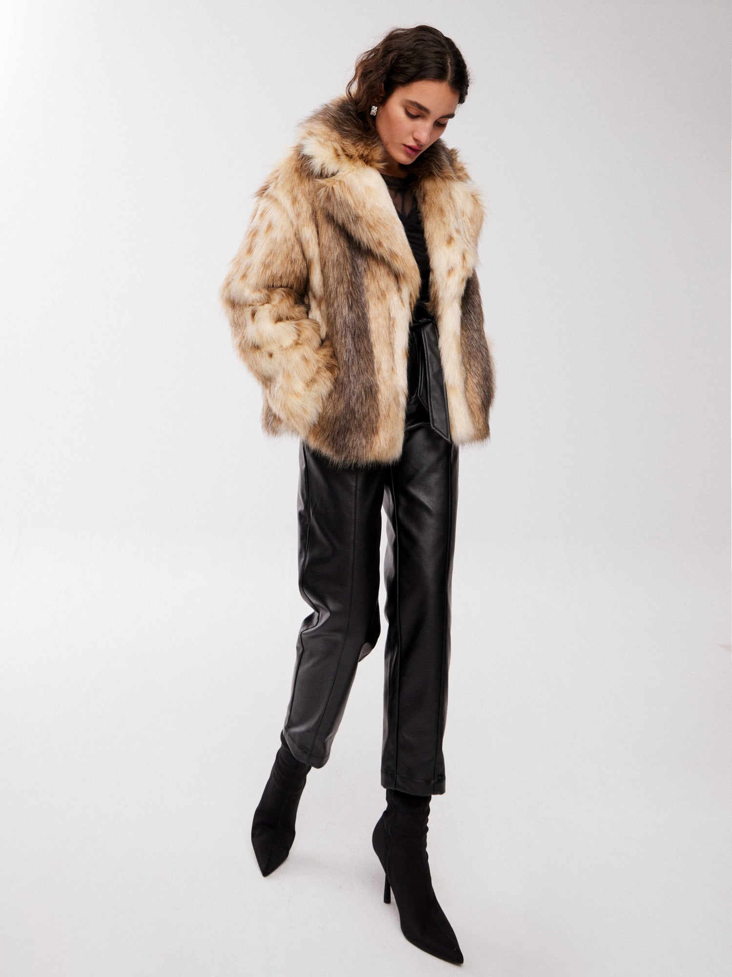 mioh | ARTIST SHORT - Abrigo efecto zorro faux fur tendencia street style. Pura tendencia vogue FW23. MIOH marca española moda famosas instagramers