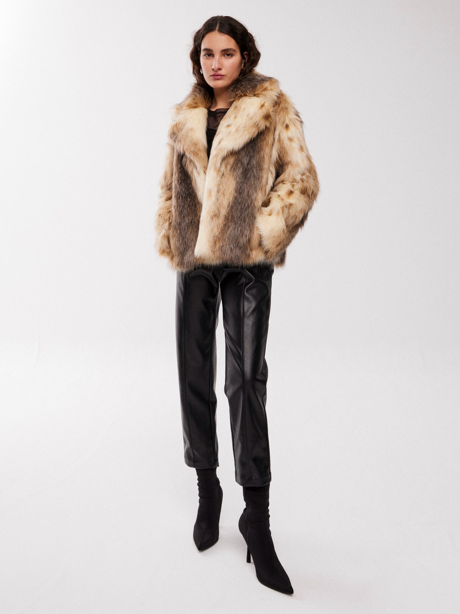 mioh | ARTIST SHORT - Abrigo efecto zorro faux fur tendencia street style. Pura tendencia vogue FW23. MIOH marca española moda famosas instagramers