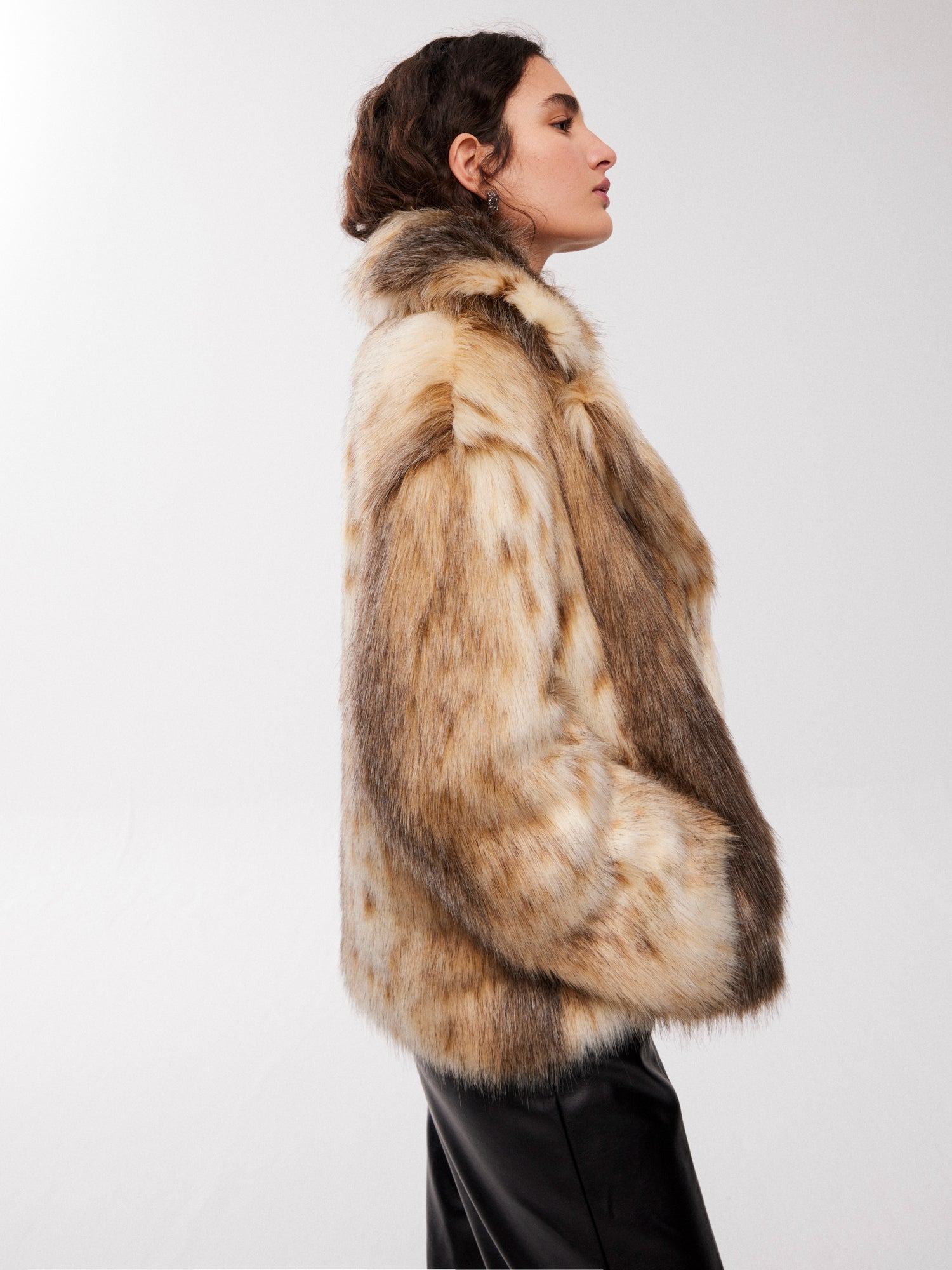 mioh | ARTIST SHORT - Abrigo efecto zorro faux fur tendencia street style. Pura tendencia vogue FW23. MIOH marca española moda famosas instagramers