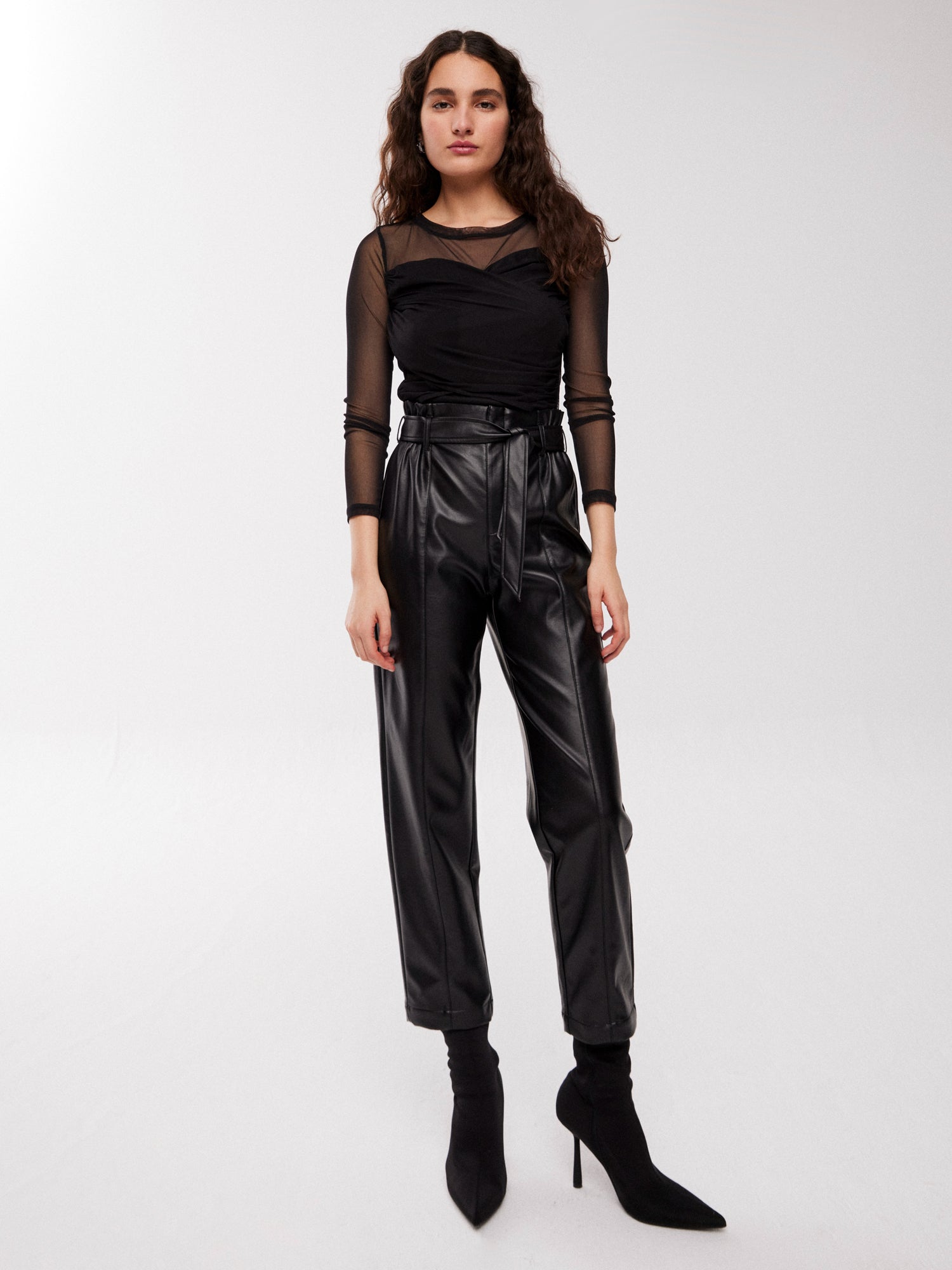 mioh | ARTIST SHORT - Abrigo efecto zorro faux fur tendencia street style. Pura tendencia vogue FW23. MIOH marca española moda famosas instagramers