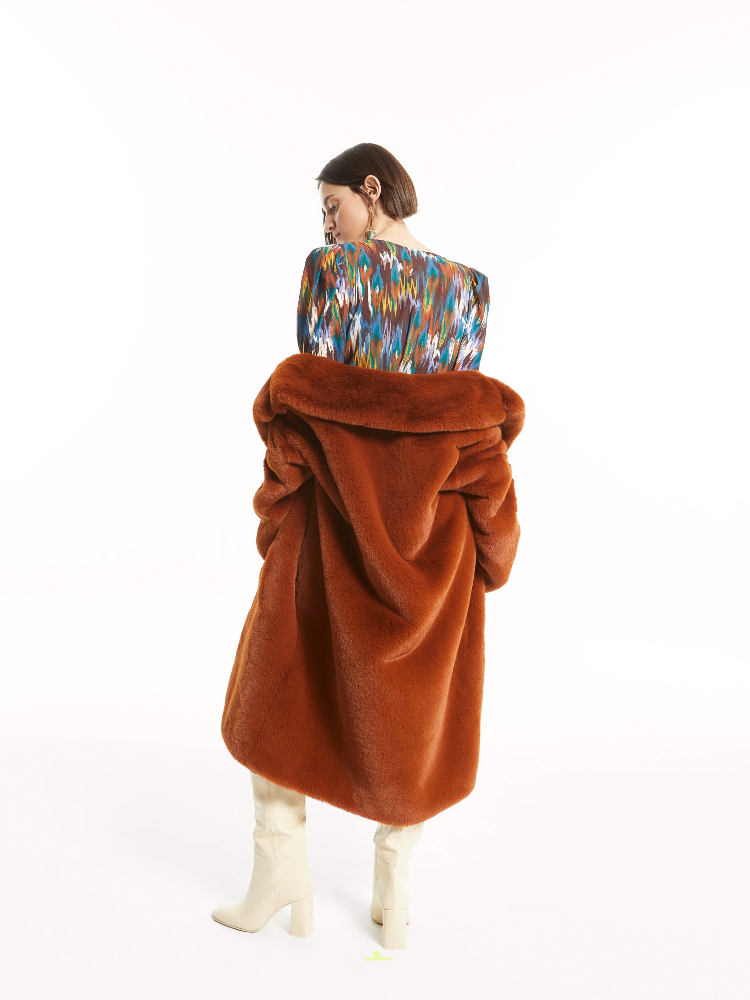 mioh | BAND BROWN - Abrigo pelo sintéitico de alta calidad largo mouton faux fur. Descubre los abrigos de pelo sintético de MIOH para esta campaña Otoño Invierno 2022. Abrigan muchísimo, como los mejores abrigos de plumas. Este pelo es súper agradable y cómodo y da una imagen totalmente natural. Tienes que probártelos!