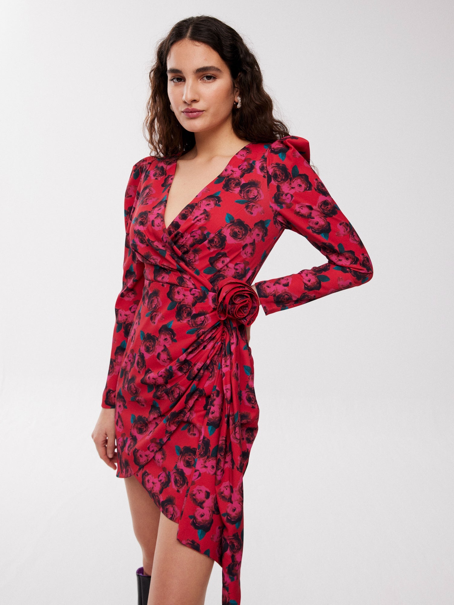 mioh | CLOONEY ROSES - Vestido corto para invitada de boda, fiesta y eventos. Pura tendencia vogue FW23. MIOH marca española moda famosas instagramers