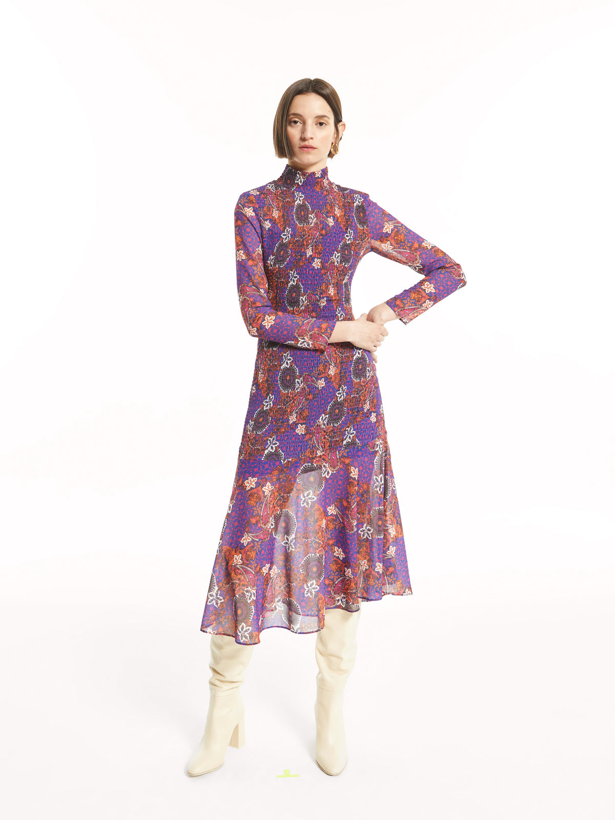 mioh | FUNK PAISLEY - Vestido midi para invitada de boda y eventos. FUNK PAISLEY. Vestido para invitada perfecta de boda, fiestas y eventos, así como para el día a día. Pura tendencia 2022. Estampado y colores preciosos que podrás lucir en toda clase de ocasiones. Ajuste perfecto por el nido de abeja. Te lo pondrás una y otra vez. Acierto seguro.