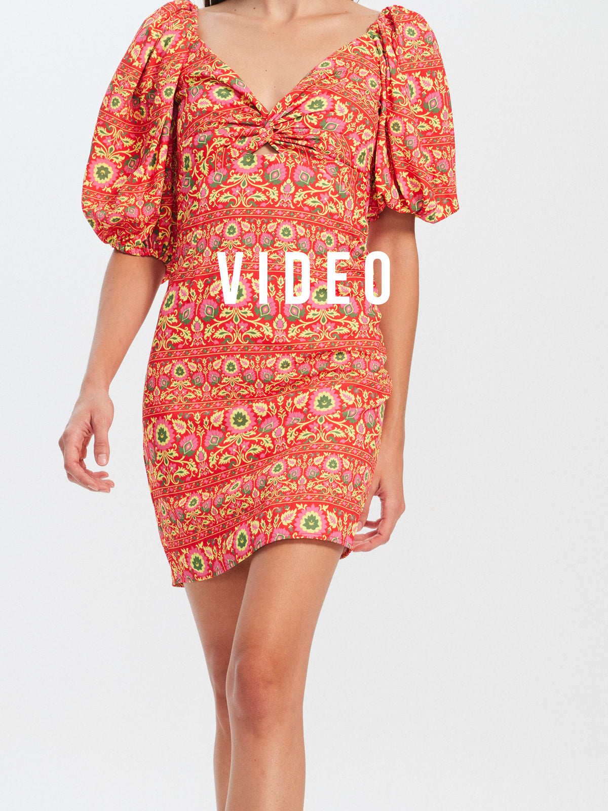 mioh | IRENE SPRING - Vestido corto invitada boda, fiesta y evento, nuestro vestido corto manga corta nudo pecho estampado de fiesta para ser la invitada de boda perfecta esta temporada Primavera Verano 23. Pura tendencia SS23. MIOH marca española invitada