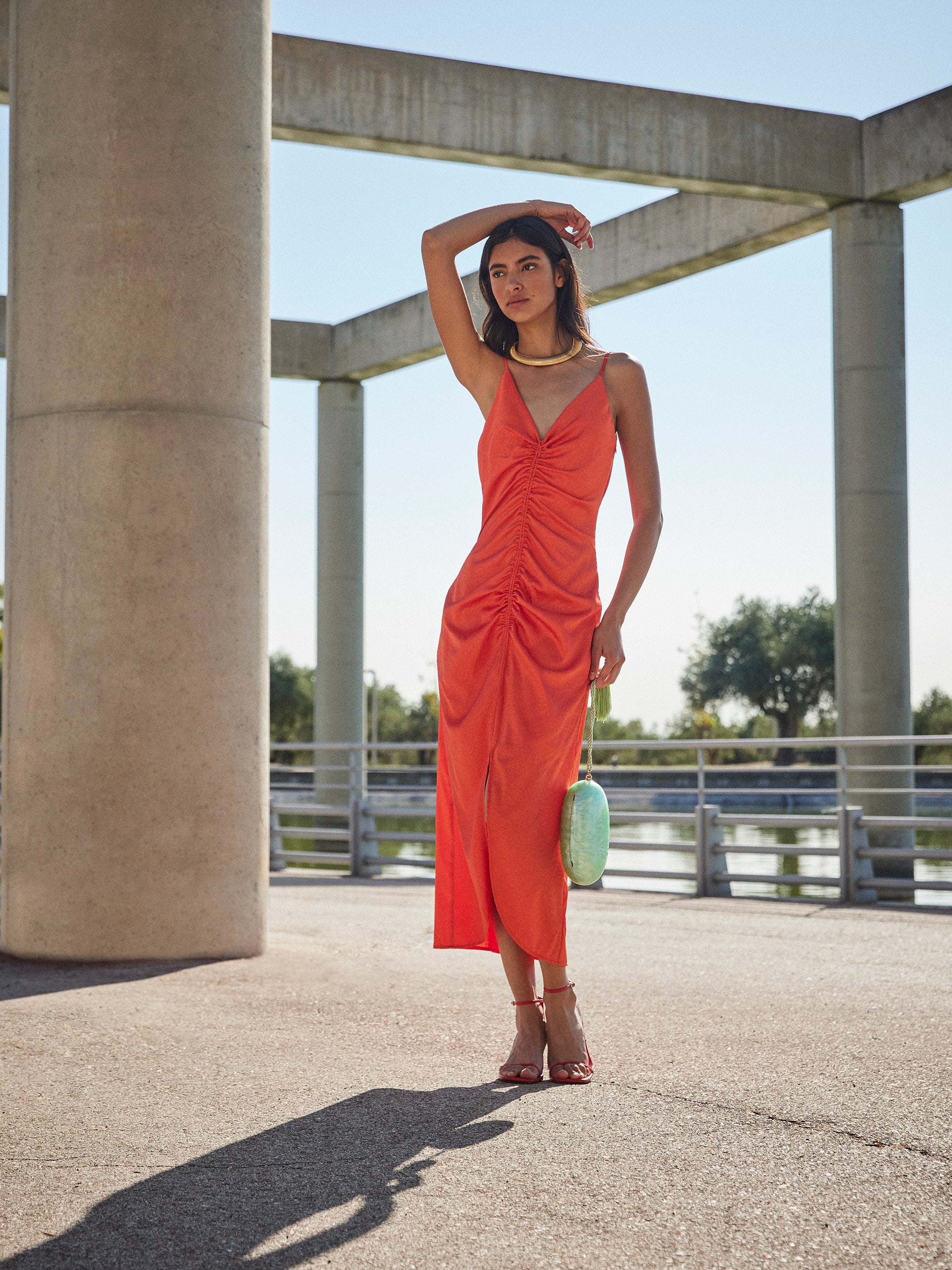 mioh | MATILDE ORANGE - Vestido largo midi invitada boda, fiesta y evento, nuestro vestido midi tirantes fruncido cordón jacquard naranja de fiesta para ser la invitada de boda perfecta esta temporada Primavera Verano 23. Pura tendencia SS23. MIOH marca española invitada