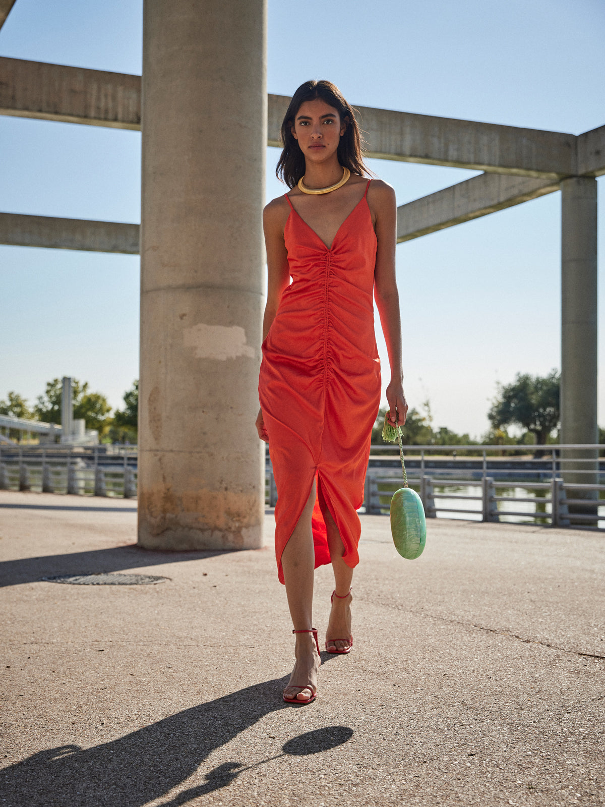 mioh | MATILDE ORANGE - Vestido largo midi invitada boda, fiesta y evento, nuestro vestido midi tirantes fruncido cordón jacquard naranja de fiesta para ser la invitada de boda perfecta esta temporada Primavera Verano 23. Pura tendencia SS23. MIOH marca española invitada