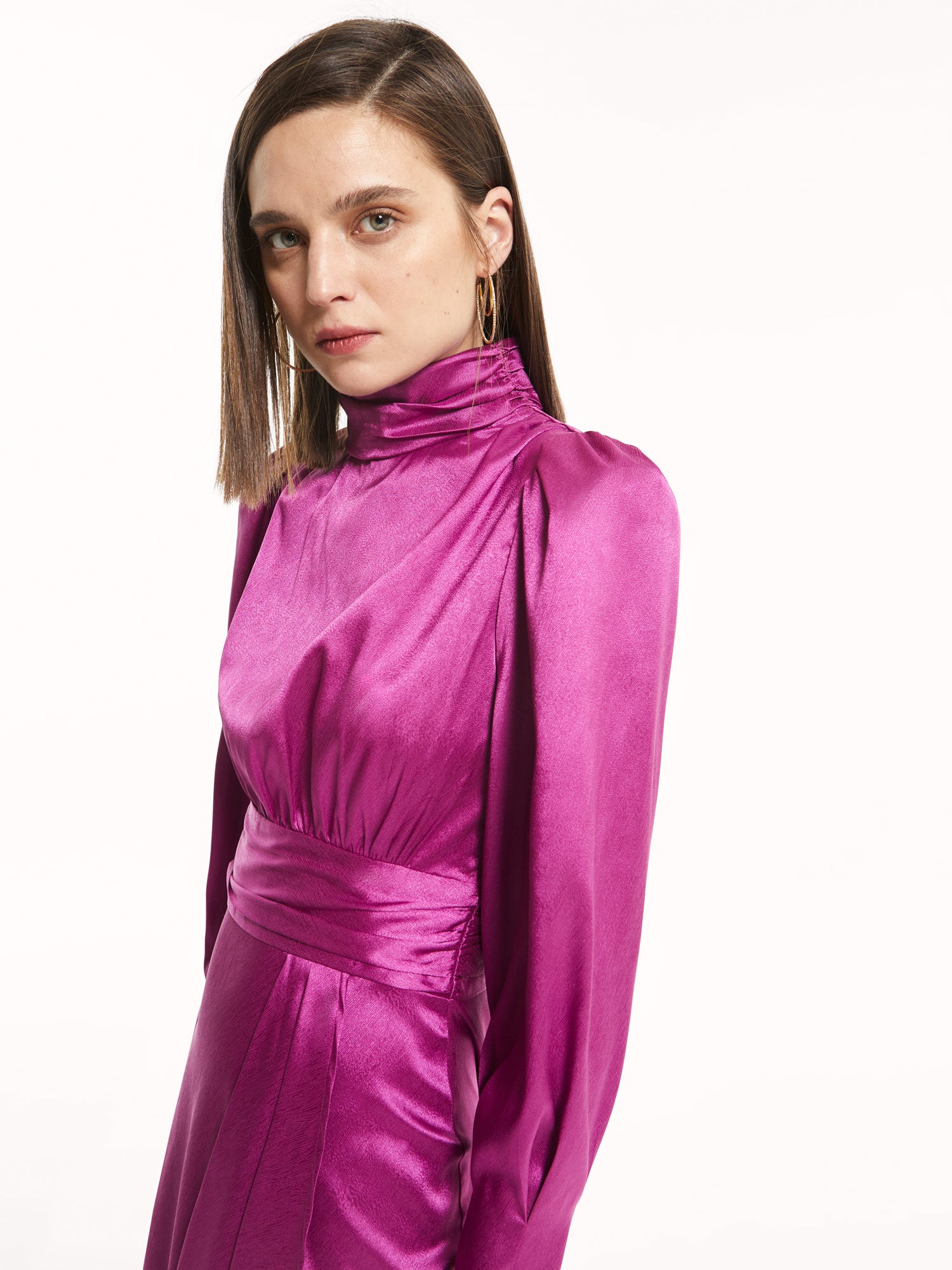mioh | OPERA MAGENTA - Vestido corto para invitada de boda y eventos. Vestido de boda corto de jacquard OPERA MAGENTA. Vestido para ser la invitada perfecta esta temporada Otoño Invierno 2022. Precioso color rosa con cuello alto, tela de gran calidad. Fácil y elegante, es un vestido que te pondrás una y otra vez. Acierto seguro.