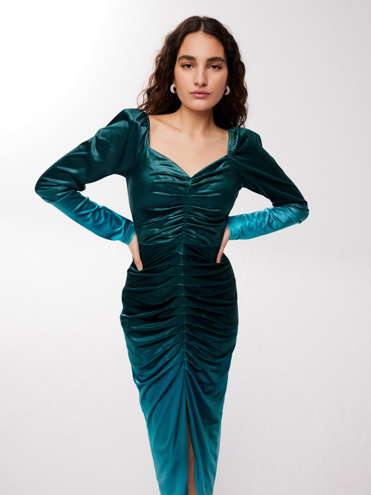 mioh | REDFORD GREENFUL - Vestido midi largo para invitada boda y fiesta. Pura tendencia vogue FW23. MIOH marca española moda famosas instagramers