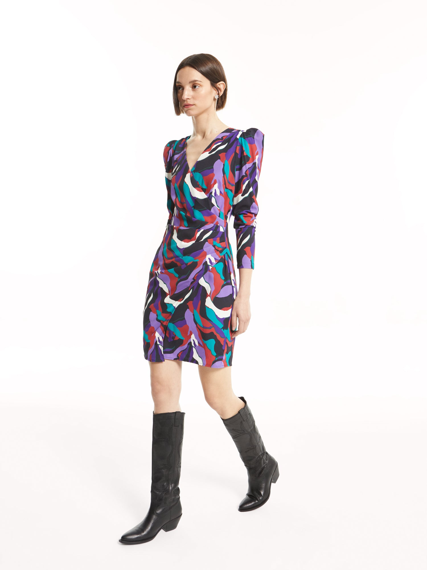 mioh | ROCK STROKES - Vestido corto para invitada de boda y eventos. Vestido corto de invitada de boda y fiesta pura tendencia. Vestido efecto cruzado con estampado multicolor de pinceladas. Look perfecto para toda clase de ocasiones, tanto para eventos como para el día a día arreglado. Pura tendencia que te pondrás una y otra vez.