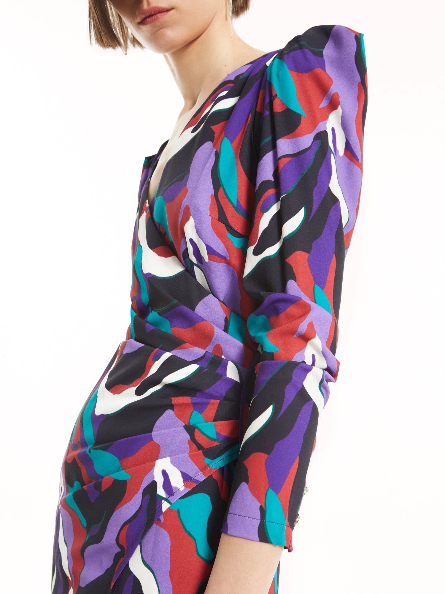 mioh | ROCK STROKES - Vestido corto para invitada de boda y eventos. Vestido corto de invitada de boda y fiesta pura tendencia. Vestido efecto cruzado con estampado multicolor de pinceladas. Look perfecto para toda clase de ocasiones, tanto para eventos como para el día a día arreglado. Pura tendencia que te pondrás una y otra vez.