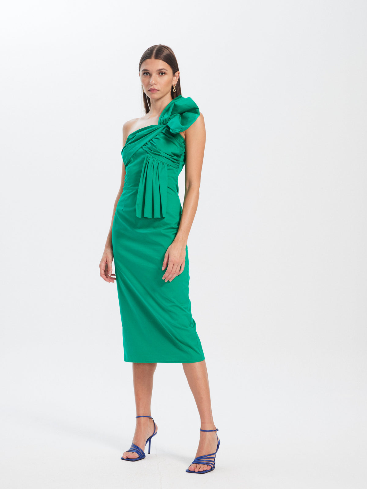 mioh | TERESA GREEN - Vestido largo midi invitada boda, fiesta y evento. Vestido midi de fiesta en popelín verde, con escote lazo para ser la invitada de boda perfecta esta temporada Primavera Verano 2023. Los vestidos con volúmenes estructurados en algodón y popelín son pura tendencia SS23. Para invitadas sencillas pero elegantes. MIOH marca española de vestidos de invitada de boda y fiesta