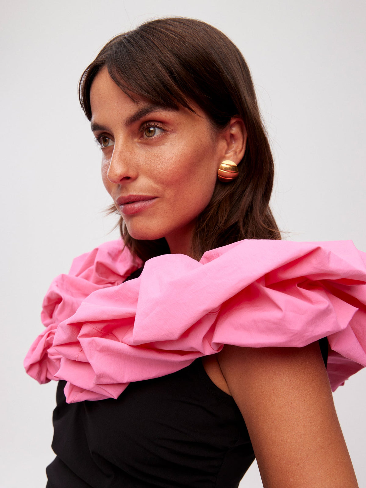 mioh | TROPEZ BICOLOR - Vestido midi popelín bicolor rosa y negro para invitada de boda, fiesta y evento. Tendencia vestidos invitada Primavera Verano 2024. MIOH la marca española de vestidos más de moda