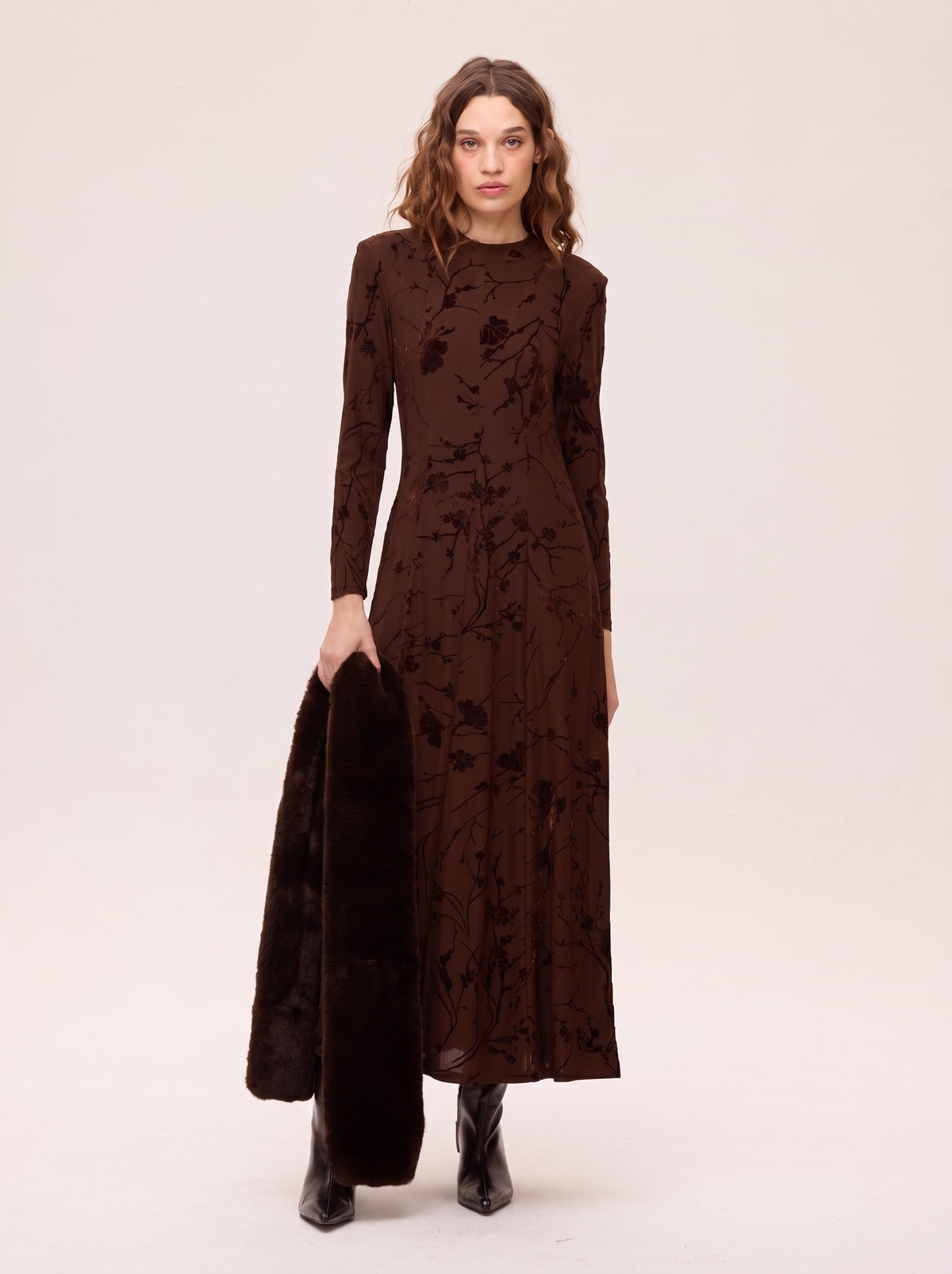 mioh | CROWD BROWN - Estola faux fur marrón. Vestidos de fiesta para invitadas de boda perfectas. Marca española de moda