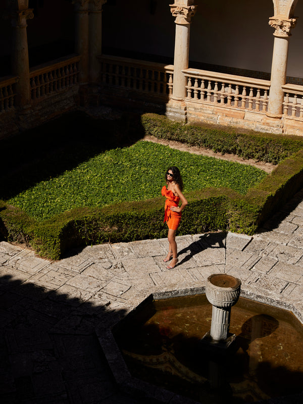 mioh | AGALI ORANGE - Vestido corto popelín naranja para invitada de boda, fiesta y evento. Tendencia vestidos invitada Primavera Verano 2024. MIOH la marca española de vestidos más de moda