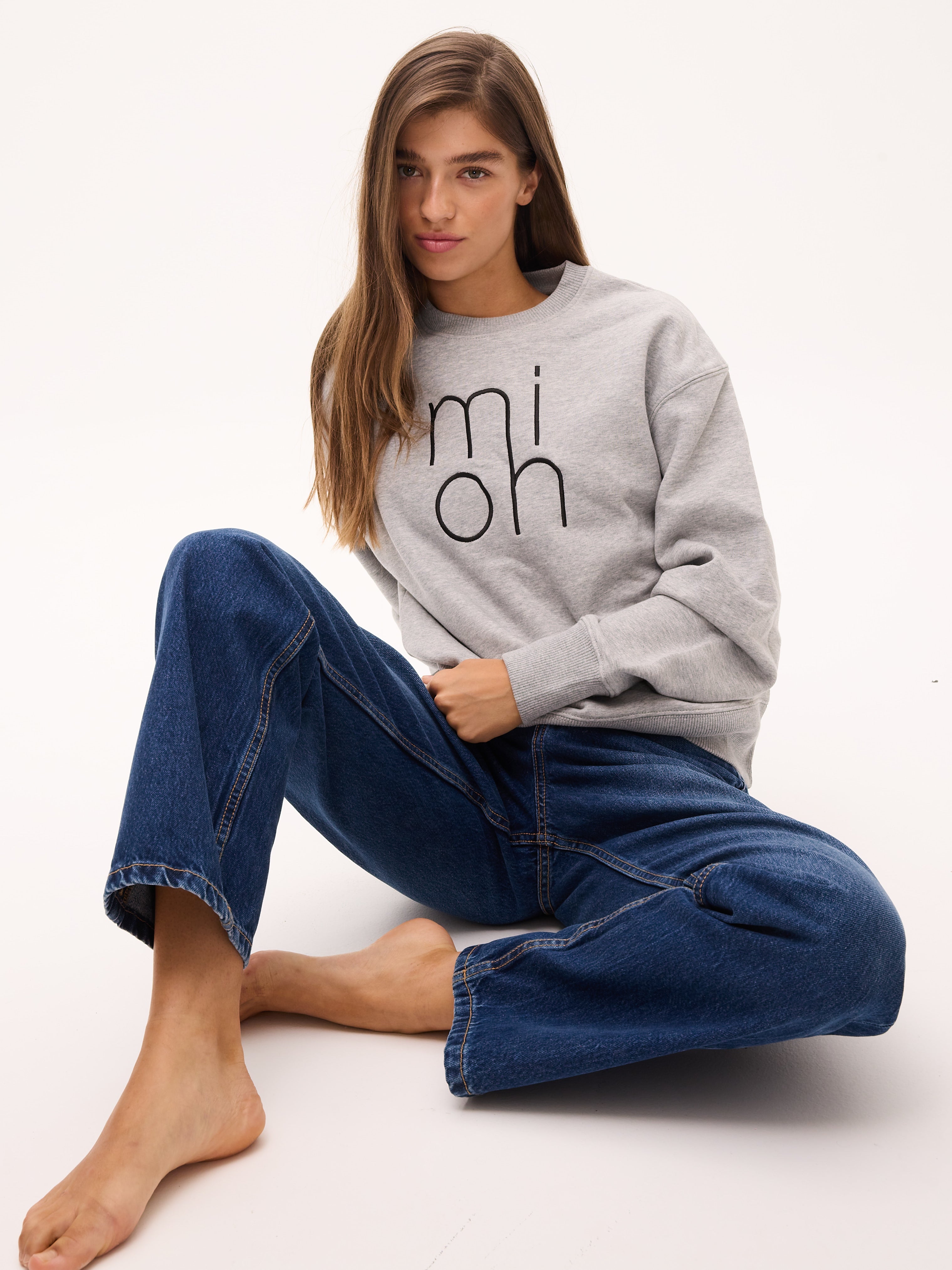 mioh | ONLY GREY - Sudadera bordada algodón orgánico. Sudadera oversize bordada con el logo de MIOH en tejido de algodón orgánico. Color gris. Te la pondrás un montón. Heavyweight 350 gsm.