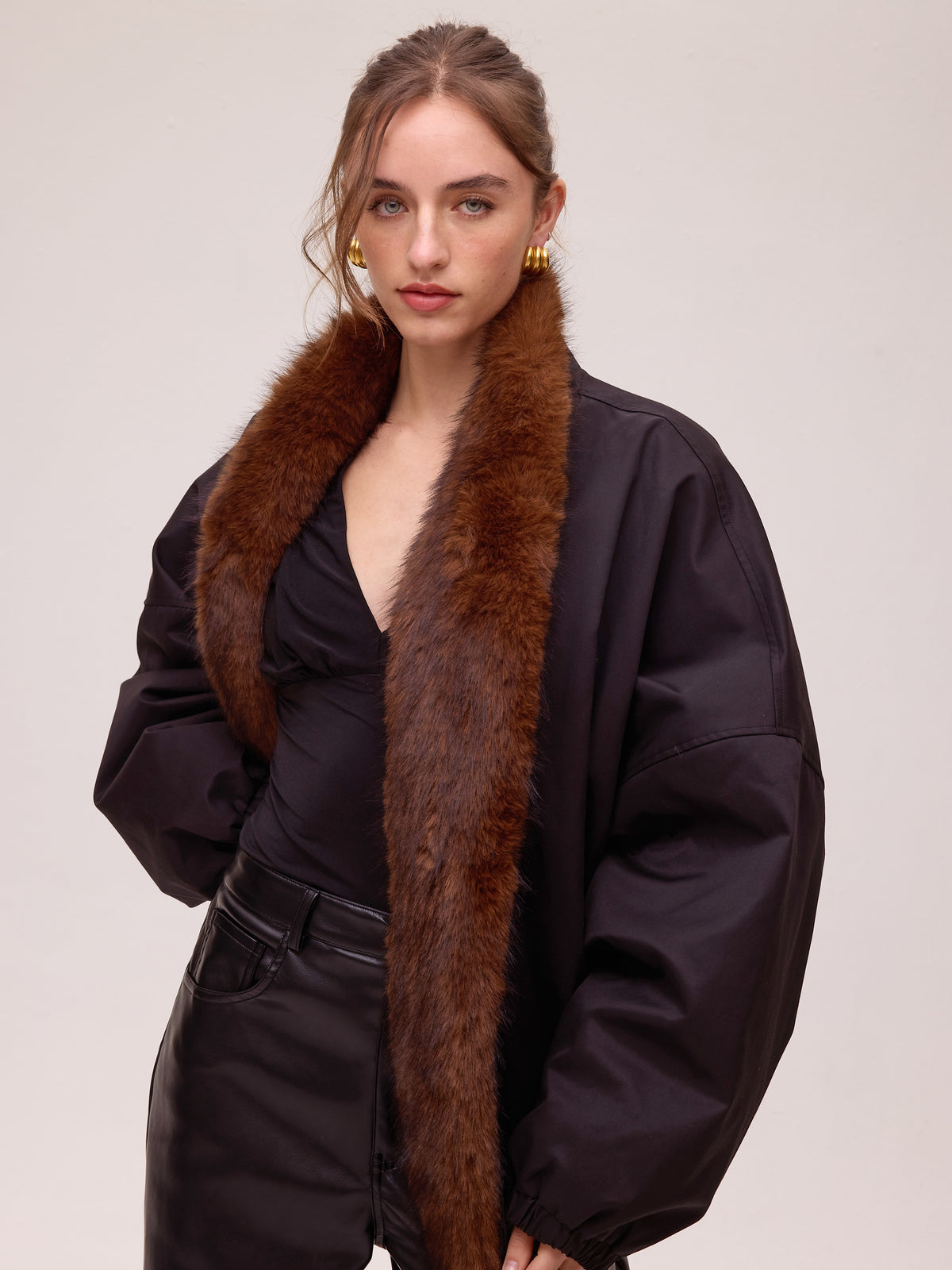 BOMBER BLACK - Bomber negra, moda de fiesta e invitada diseñada en España por MIOH