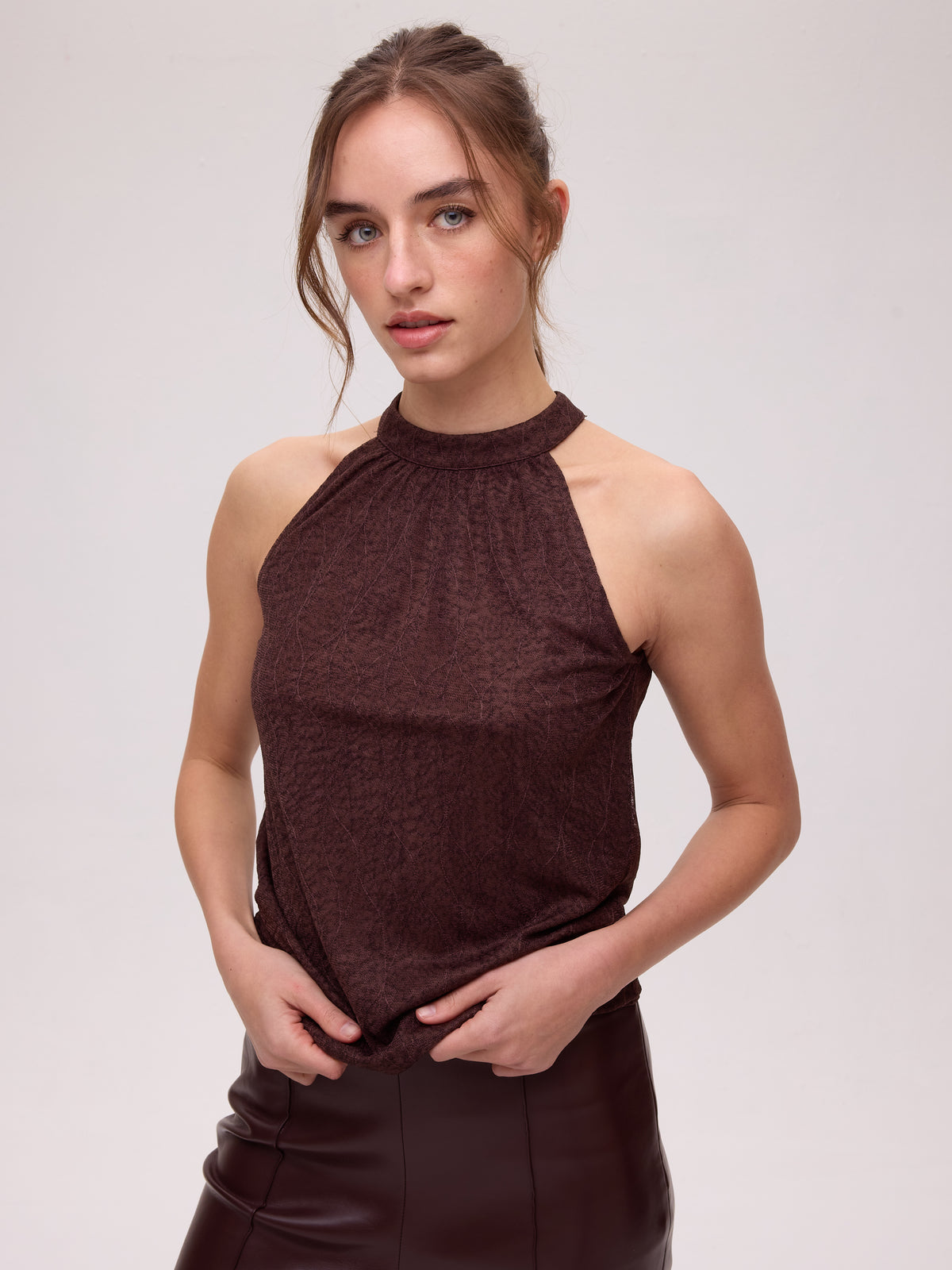 BRONCE - Top halter punto marrón mangas desmontables, perfecta para crear looks de invitada de otoño invierno. MIOH, marca española de moda en 2026