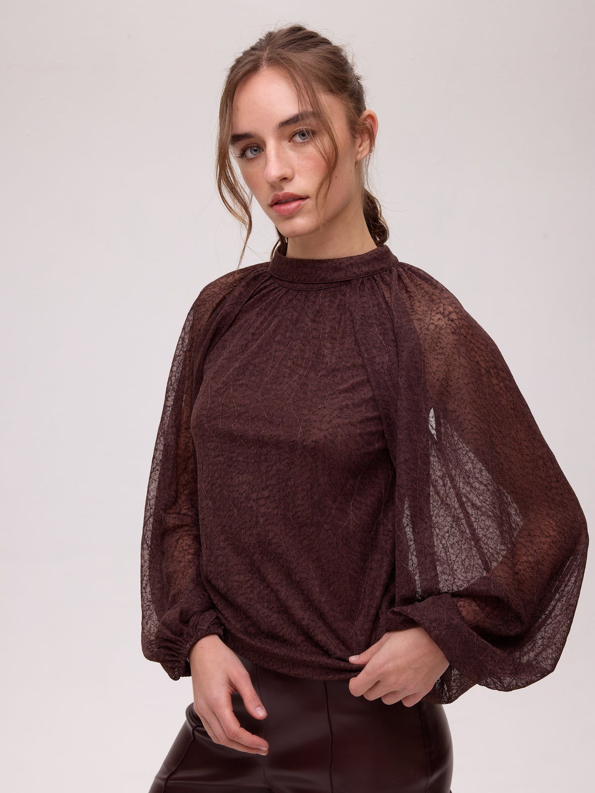 BRONCE - Top halter punto marrón mangas desmontables, del total look de invitada al día a día más arreglado. MIOH, marca española de moda