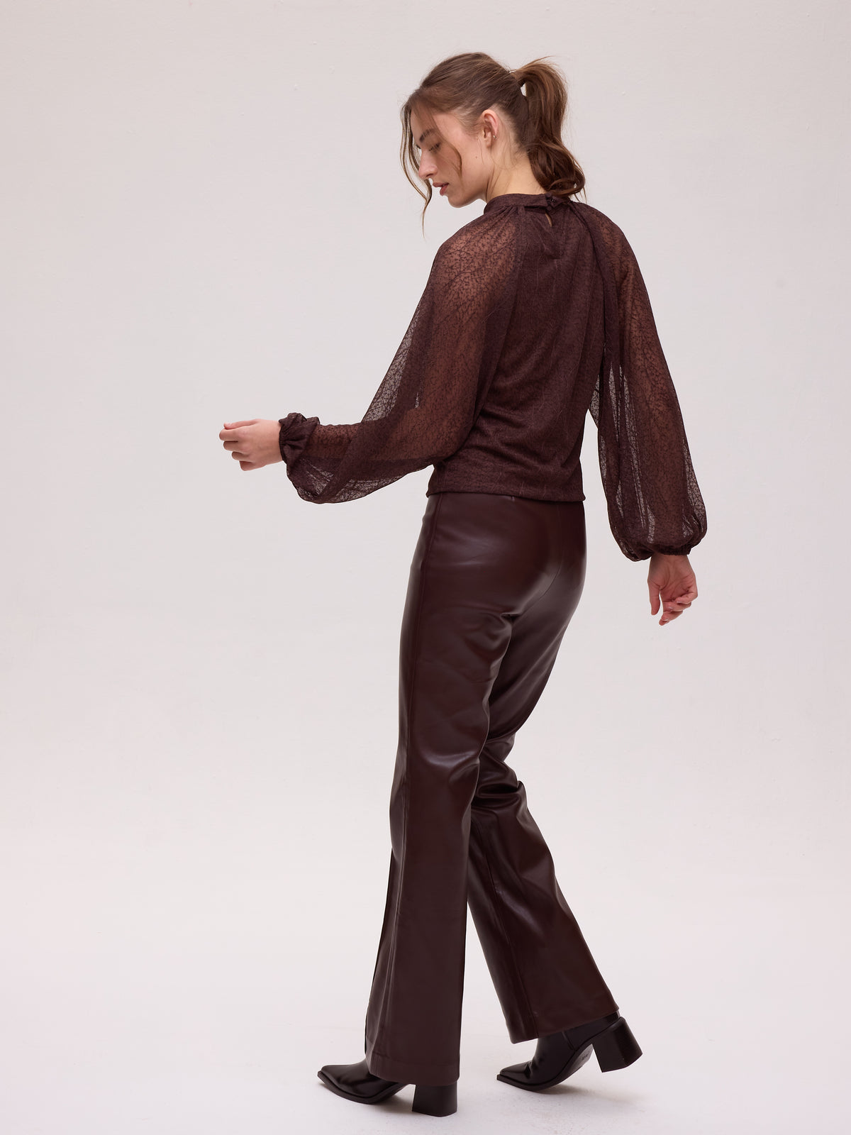 BRONCE - Top halter punto marrón mangas desmontables, colección otoño invierno 2026 de MIOH, especialistas en moda de invitada y de fiesta