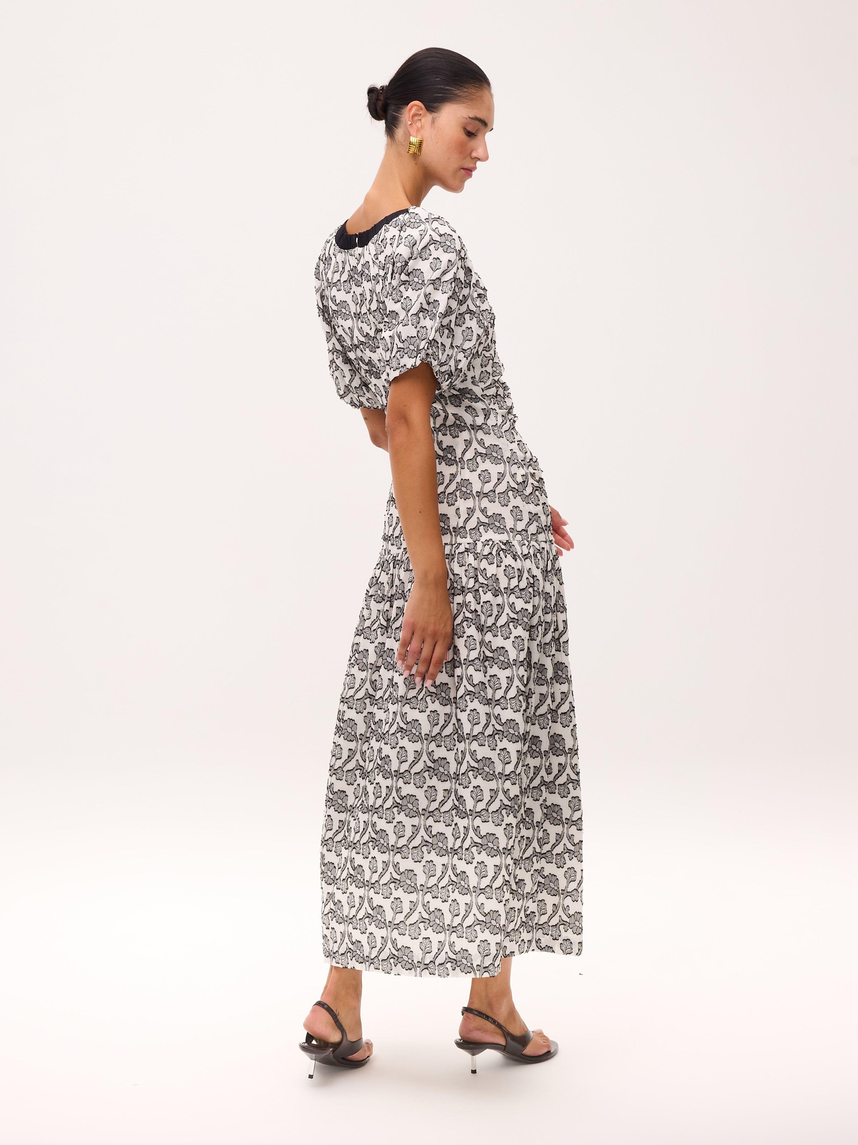 CAMILO BICOLOR - Vestido largo blanco y negro floral, perfecto para invitadas de boda y fiesta spring summer. MIOH es la marca de vestidos de invitada de boda y fiesta de referencia en España