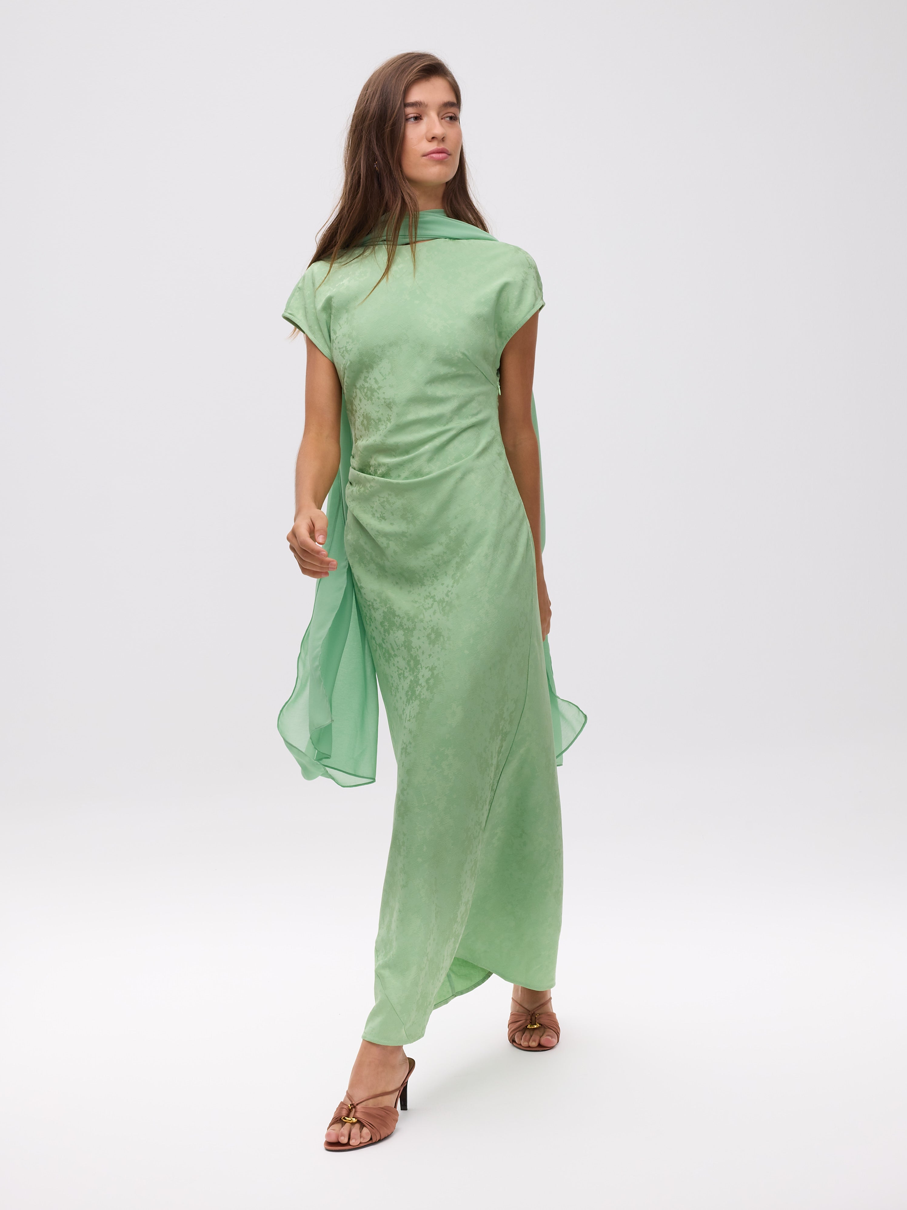 CAPE GREEN - Capa verde menta, perfecto para invitadas de boda y fiesta spring summer. MIOH es la marca española de vestidos de fiesta para invitadas de boda más de moda en España