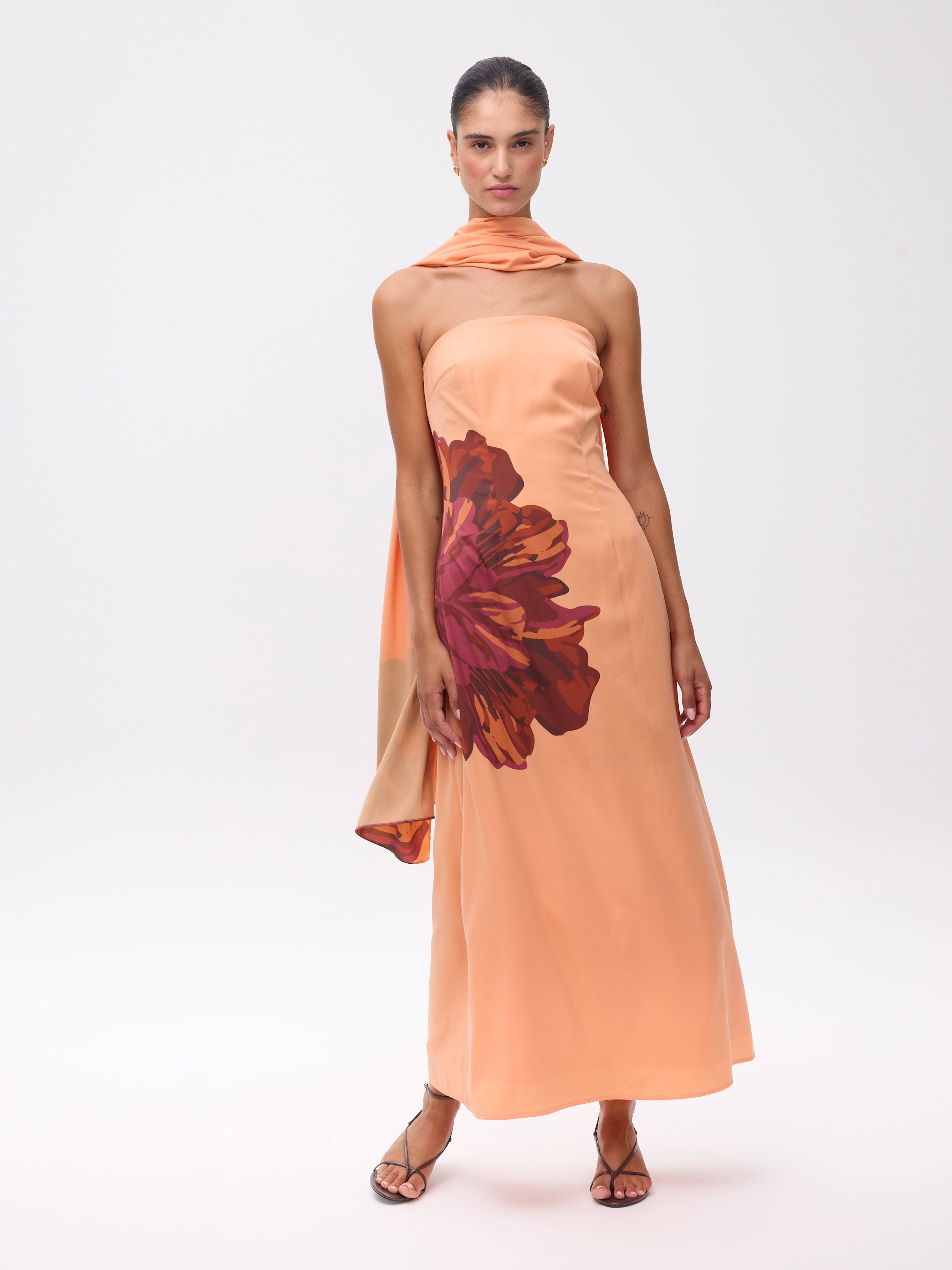 CAPE MAXI - Capa estampado maxi flor, perfecto para invitadas de boda y fiesta spring summer. MIOH es la marca que eligen las influencers de España para sus eventos, como bodas y fiestas