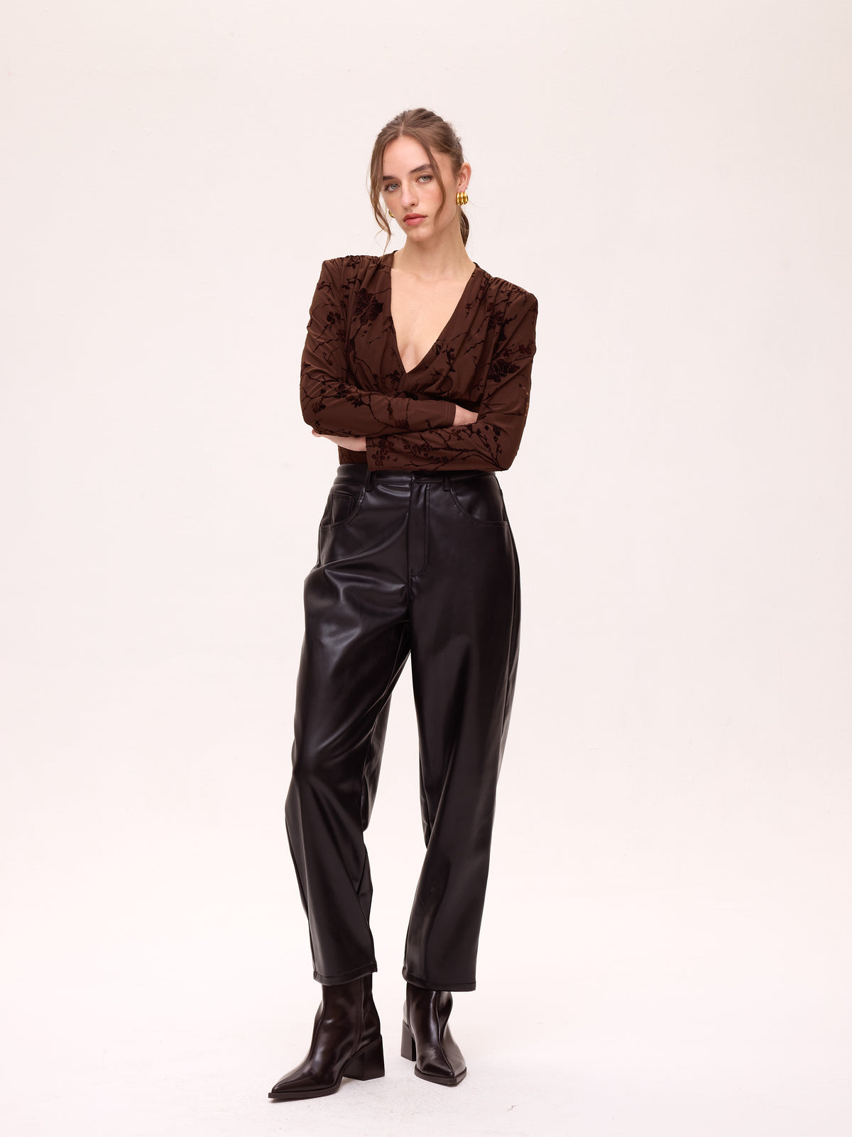 CHILL BROWN - Top flocado corte imperio marrón, una pieza clave para tu look de invitada de boda y fiesta. MIOH es la marca española de moda de evento de referencia