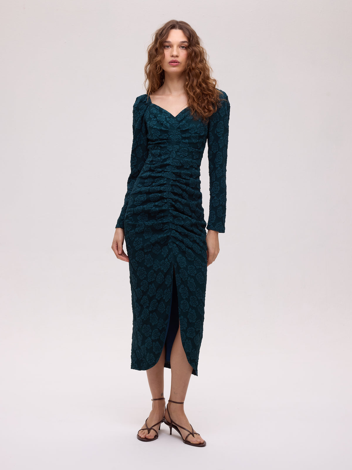 CLOUD - Vestido midi damasco flores . Verde azulado, un vestido de invitada de boda con el sello de MIOH, la marca de moda española más buscada en 2026
