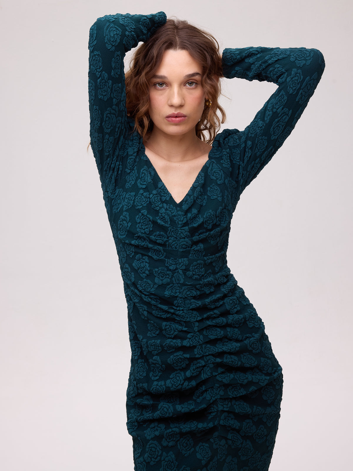 CLOUD - Vestido midi damasco flores . Verde azulado, el look de invitada perfecta firmado por MIOH, marca española de vestidos de fiesta y de boda
