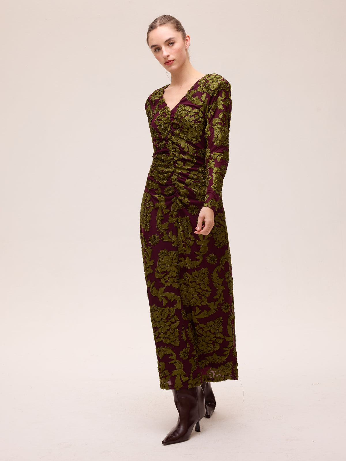 CRISTAL VELVET - Vestido escote pico terciopelo devoré, perfecto para invitadas de boda y fiesta esta temporada de otoño invierno. MIOH es la marca española de vestidos de invitada de referencia