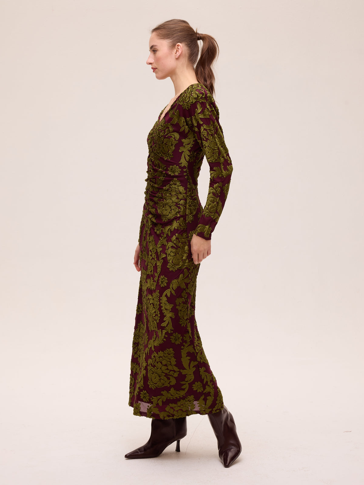 CRISTAL VELVET - Vestido escote pico terciopelo devoré, ideal como vestido de fiesta para bodas de tarde, bautizos, comuniones y graduaciones. Moda de invitada hecha en España
