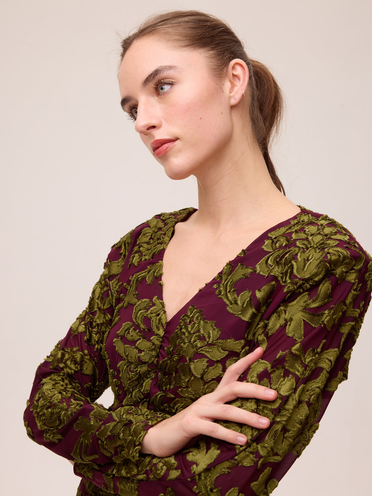 CRISTAL VELVET - Vestido escote pico terciopelo devoré, el look de invitada perfecta firmado por MIOH, marca española de vestidos de fiesta y de boda