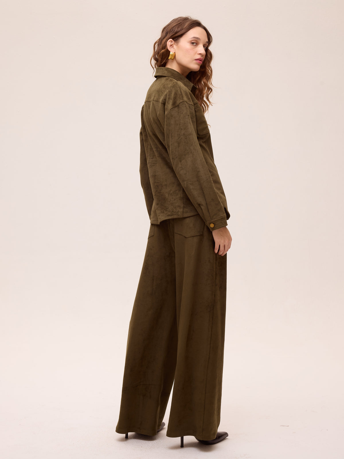 DUSK SUEDE PANT - Pantalón cinco bolsillos ante verde, una pieza clave para tu look de invitada de boda y fiesta. MIOH es la marca española de moda de evento de referencia